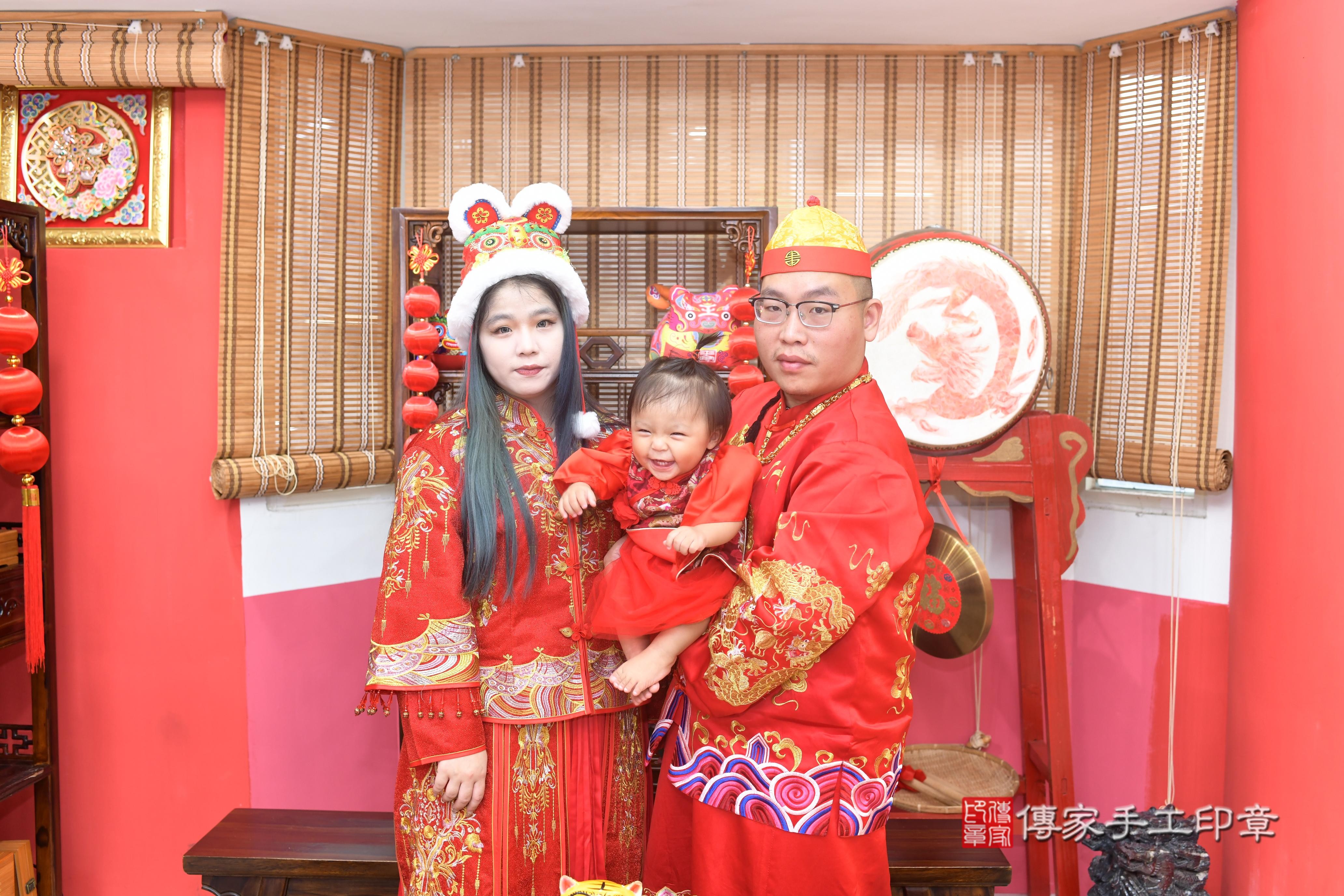 傳家手工印章高雄店、抓周、度脺、中國風會場、傳家嬰兒古禮、吉祥話、抓周道具物品24種、拍照。抓周證書。寶寶抓周、滿周歲、生日快樂、祝福