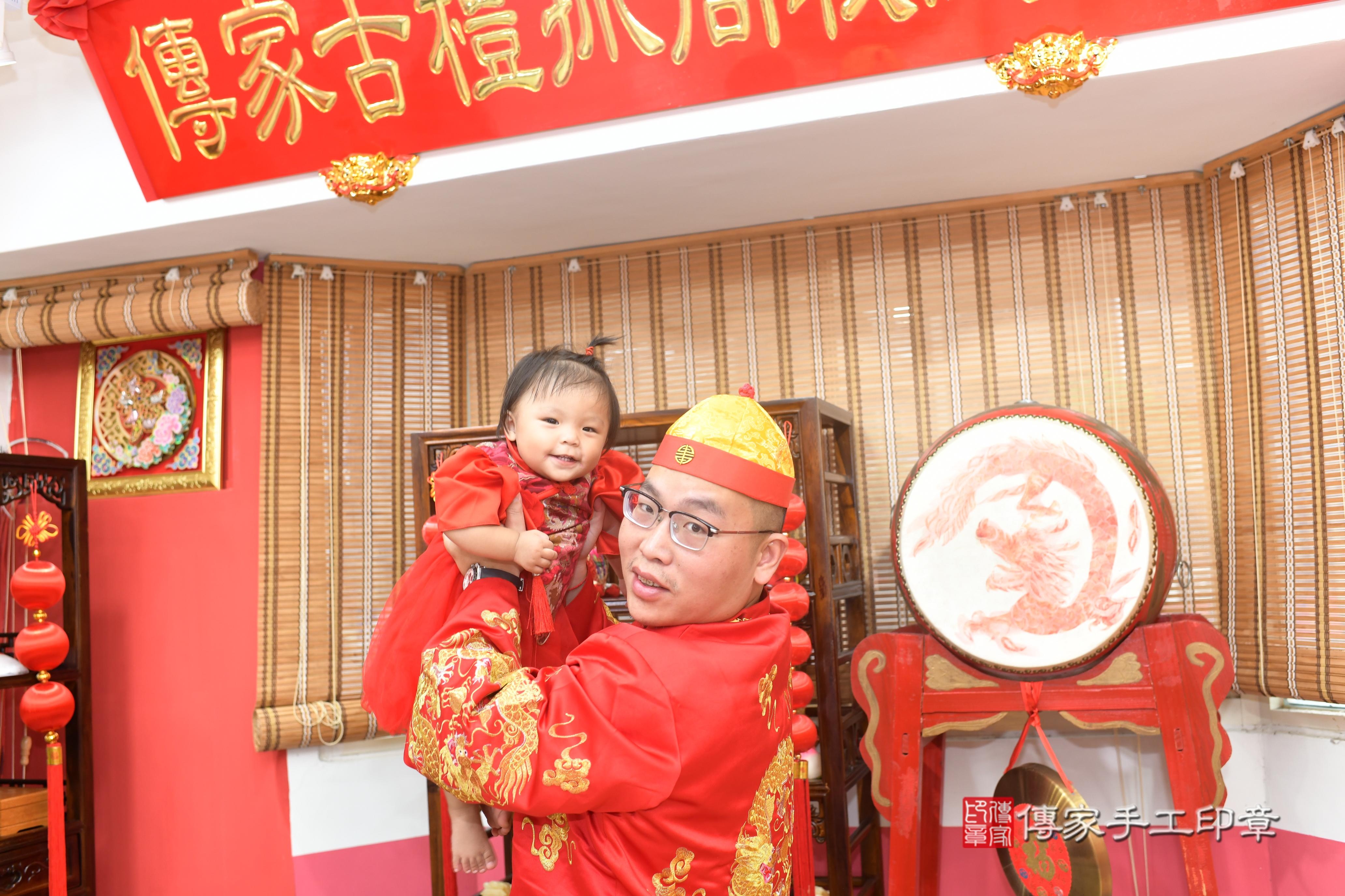 傳家手工印章高雄店、抓周、度脺、中國風會場、傳家嬰兒古禮、吉祥話、抓周道具物品24種、拍照。抓周證書。寶寶抓周、滿周歲、生日快樂、祝福