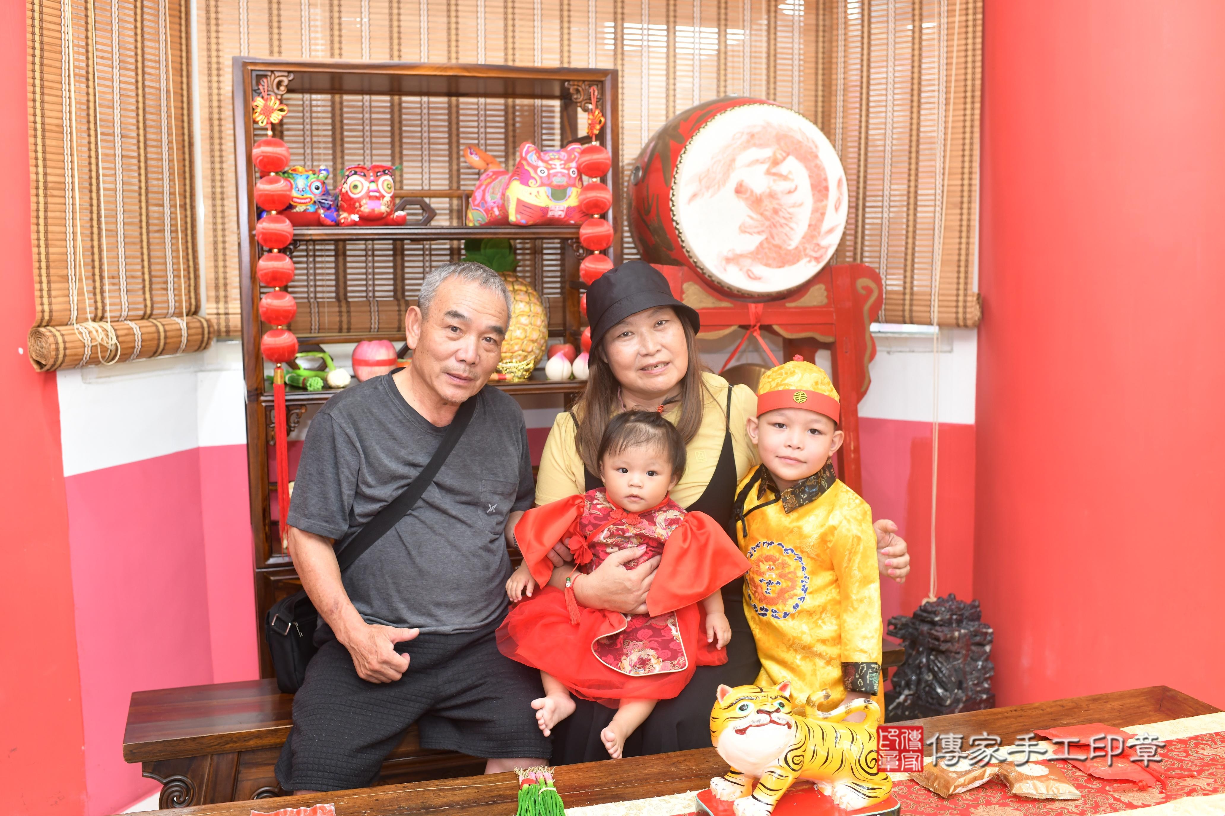 傳家手工印章高雄店、抓周、度脺、中國風會場、傳家嬰兒古禮、吉祥話、抓周道具物品24種、拍照。抓周證書。寶寶抓周、滿周歲、生日快樂、祝福