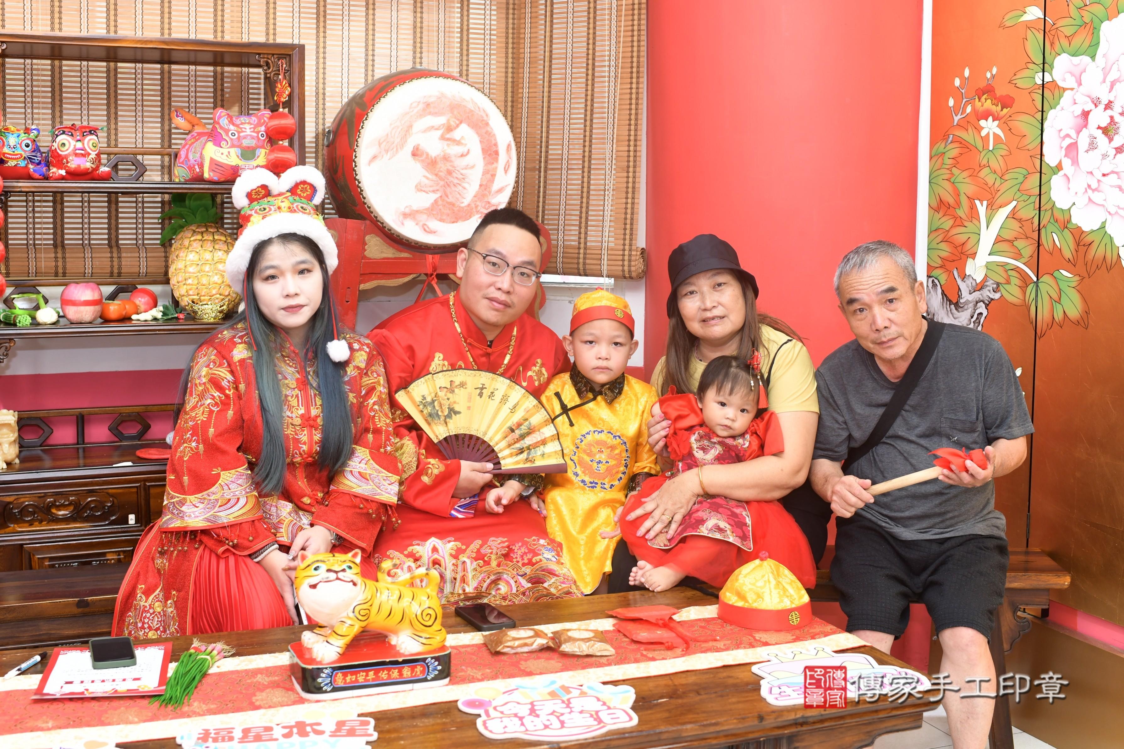 傳家手工印章高雄店、抓周、度脺、中國風會場、傳家嬰兒古禮、吉祥話、抓周道具物品24種、拍照。抓周證書。寶寶抓周、滿周歲、生日快樂、祝福