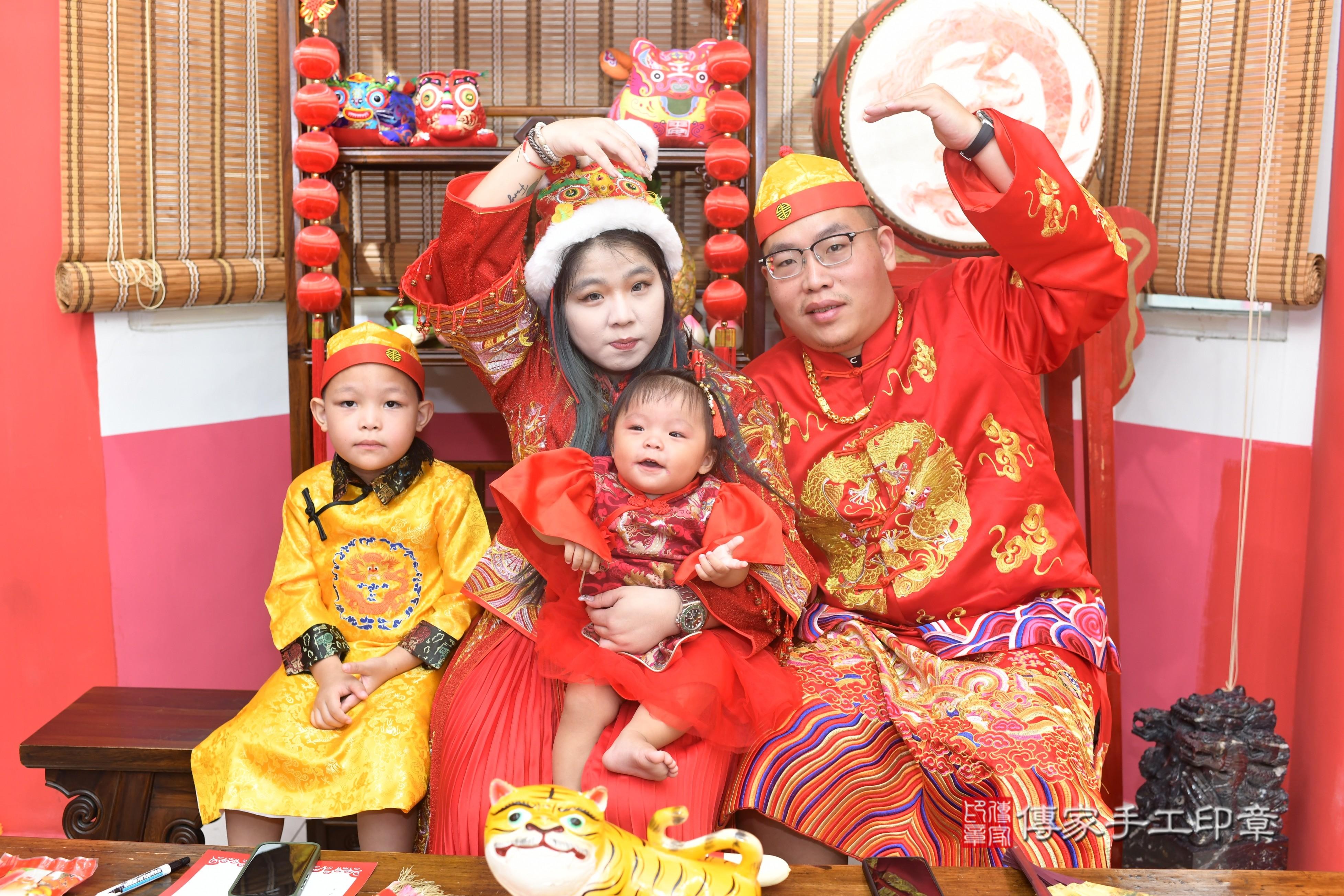 傳家手工印章高雄店、抓周、度脺、中國風會場、傳家嬰兒古禮、吉祥話、抓周道具物品24種、拍照。抓周證書。寶寶抓周、滿周歲、生日快樂、祝福