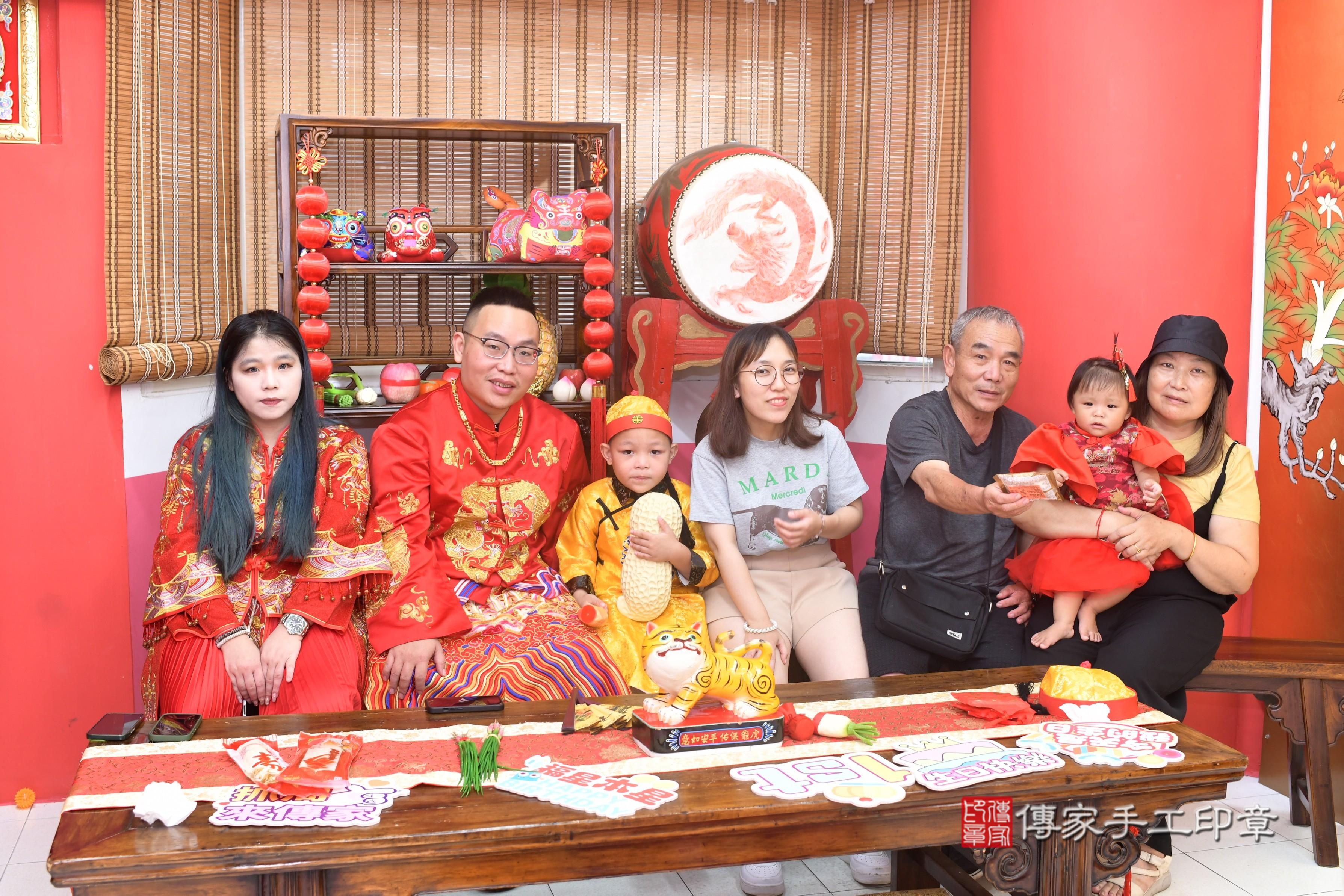 傳家手工印章高雄店、抓周、度脺、中國風會場、傳家嬰兒古禮、吉祥話、抓周道具物品24種、拍照。抓周證書。寶寶抓周、滿周歲、生日快樂、祝福