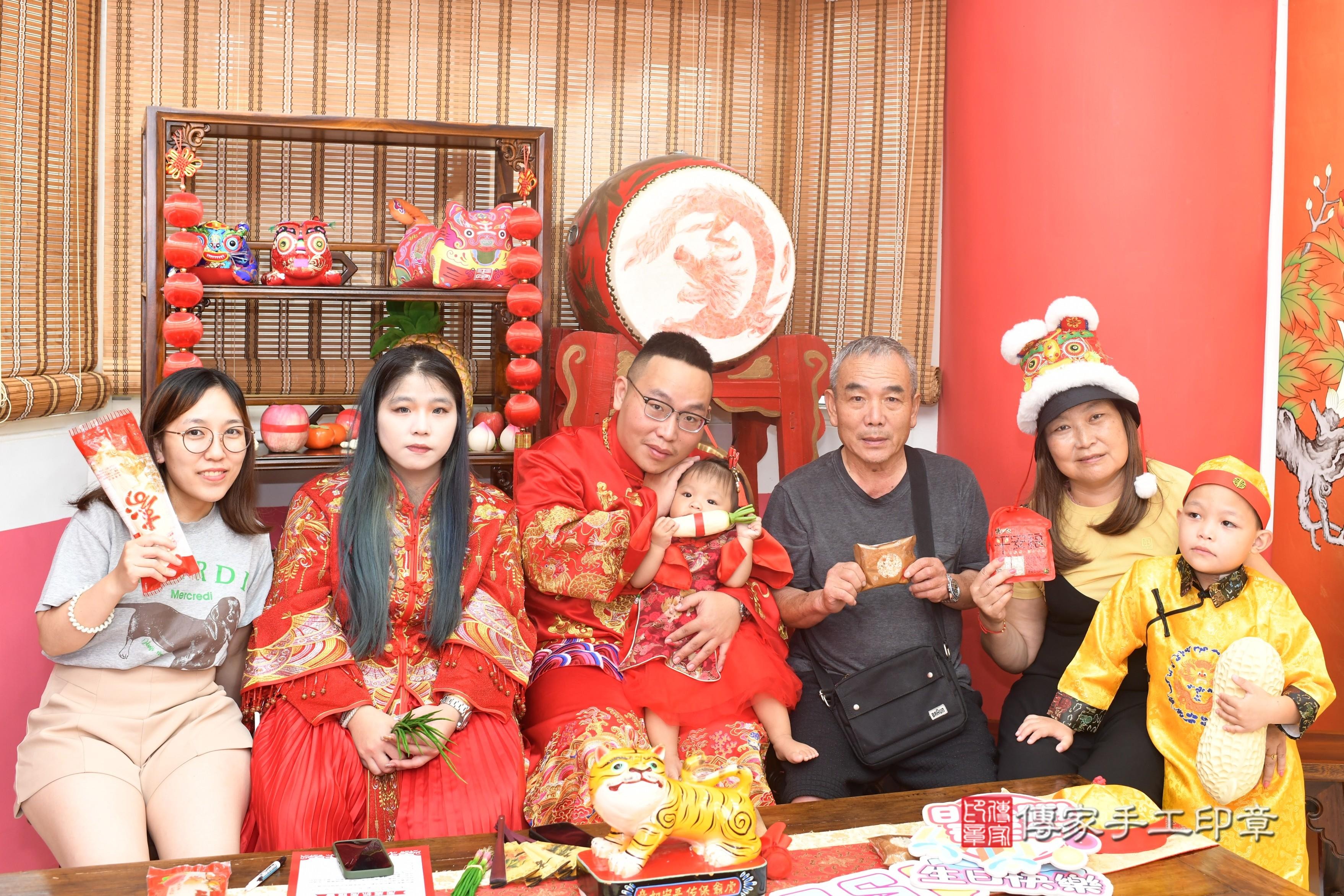 傳家手工印章高雄店、抓周、度脺、中國風會場、傳家嬰兒古禮、吉祥話、抓周道具物品24種、拍照。抓周證書。寶寶抓周、滿周歲、生日快樂、祝福