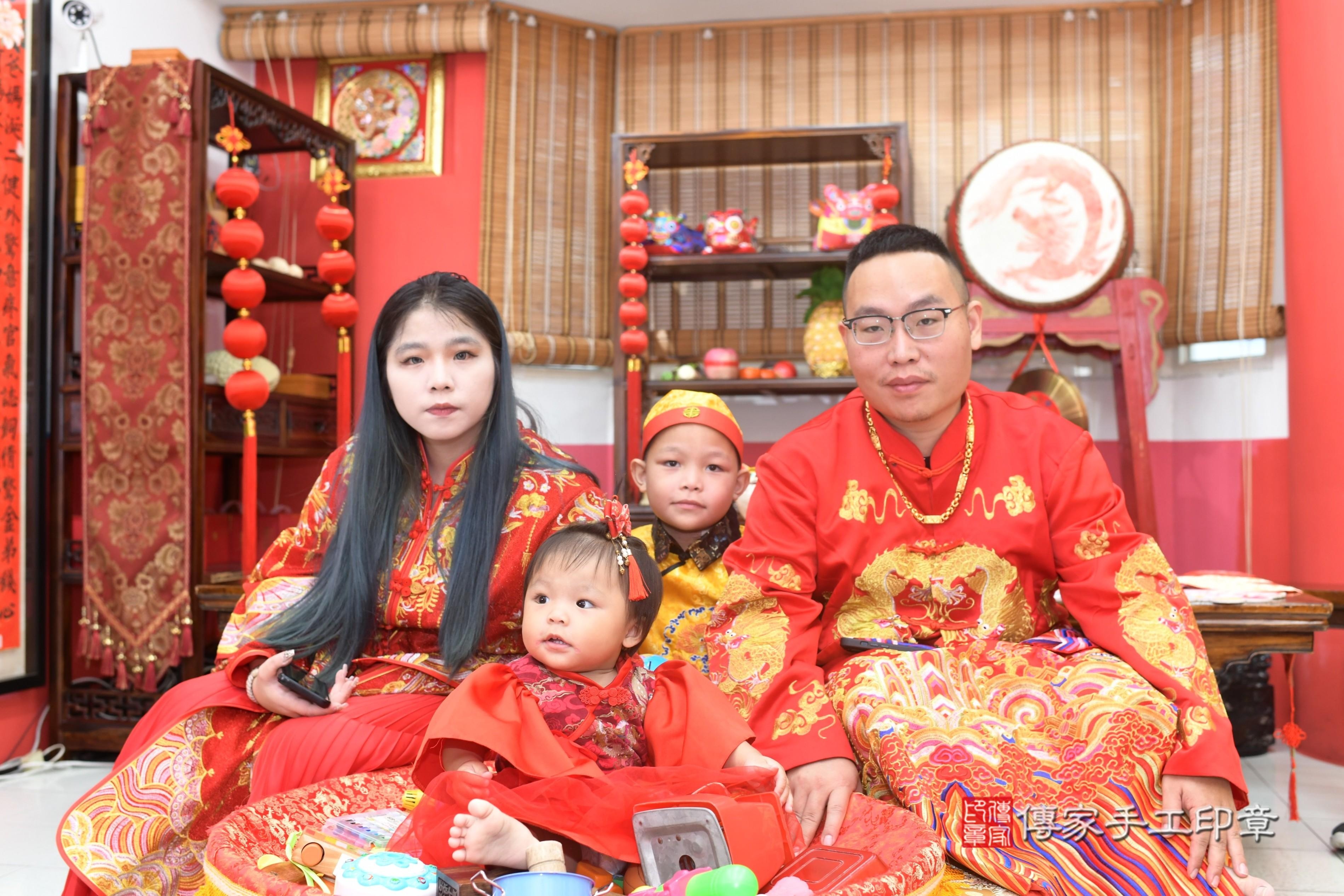 傳家手工印章高雄店、抓周、度脺、中國風會場、傳家嬰兒古禮、吉祥話、抓周道具物品24種、拍照。抓周證書。寶寶抓周、滿周歲、生日快樂、祝福