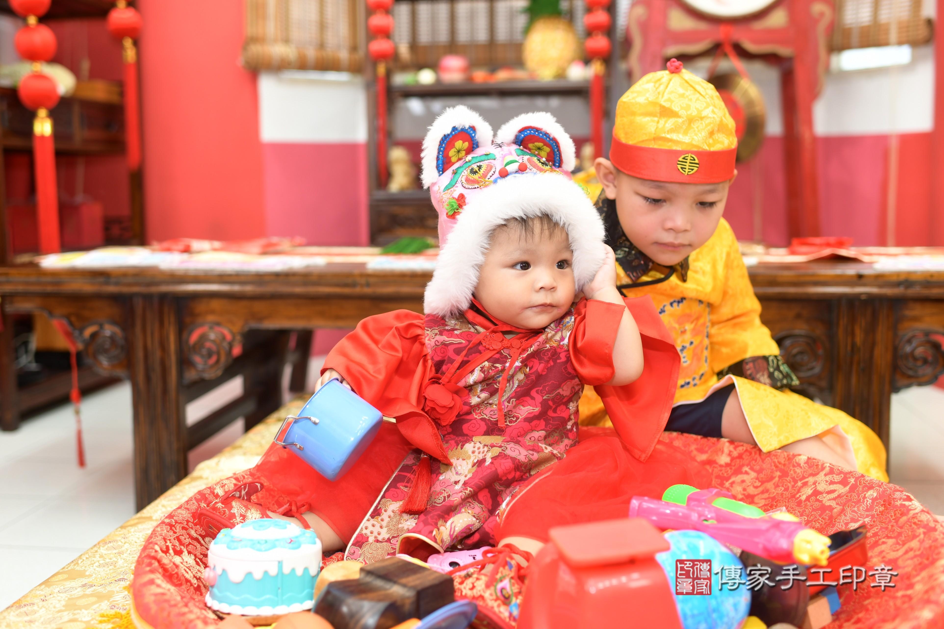 傳家手工印章高雄店、抓周、度脺、中國風會場、傳家嬰兒古禮、吉祥話、抓周道具物品24種、拍照。抓周證書。寶寶抓周、滿周歲、生日快樂、祝福