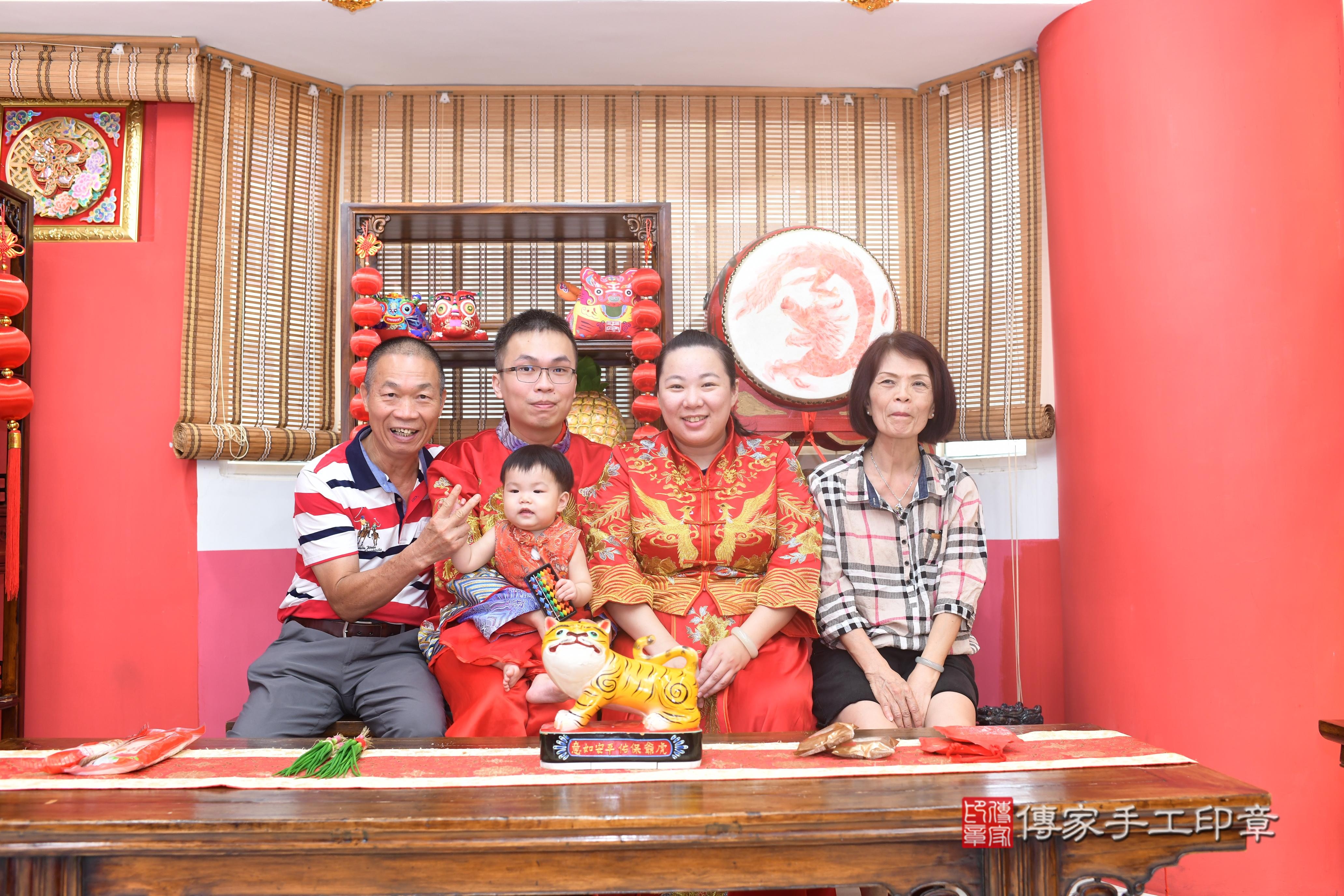 傳家手工印章高雄店、抓周、度脺、中國風會場、傳家嬰兒古禮、吉祥話、抓周道具物品24種、拍照。抓周證書。寶寶抓周、滿周歲、生日快樂、祝福