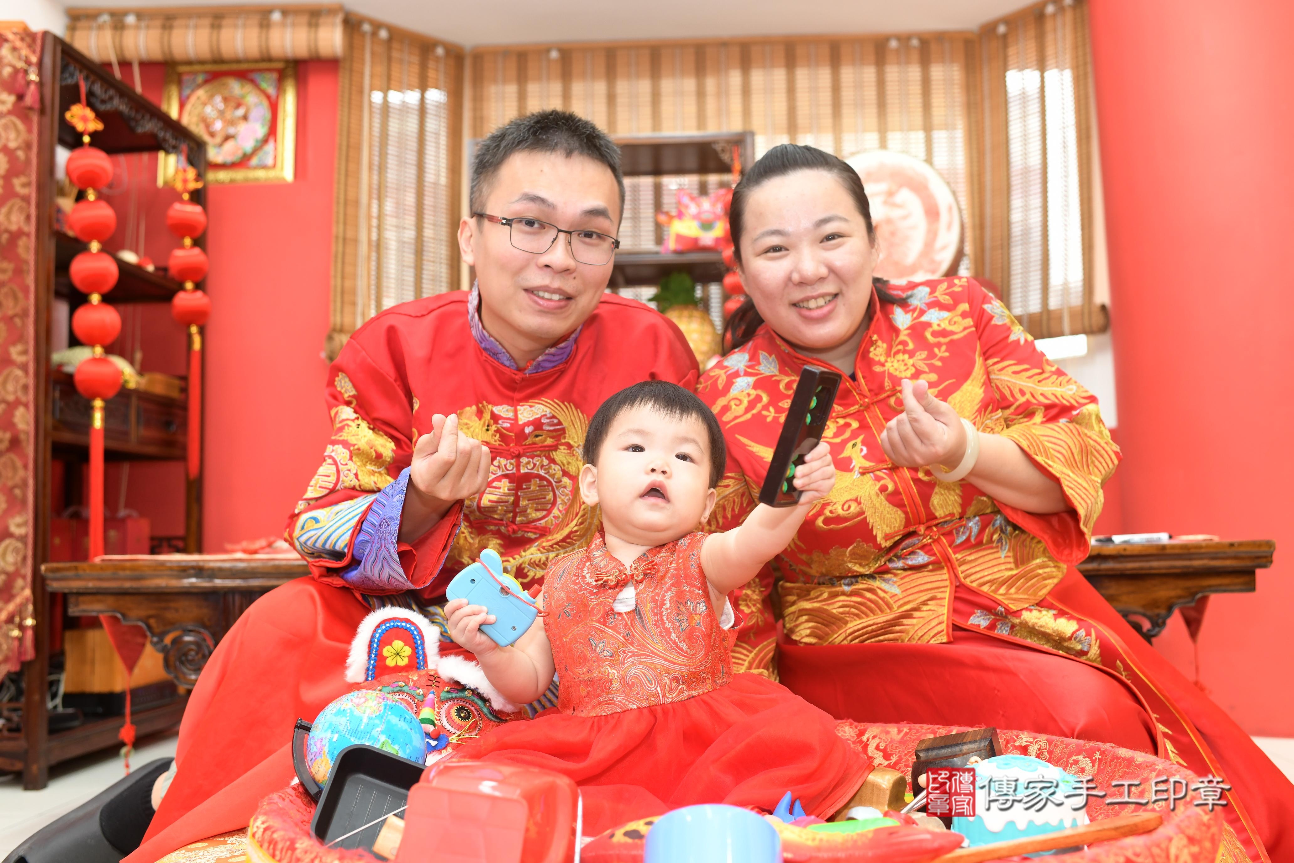 傳家手工印章高雄店、抓周、度脺、中國風會場、傳家嬰兒古禮、吉祥話、抓周道具物品24種、拍照。抓周證書。寶寶抓周、滿周歲、生日快樂、祝福
