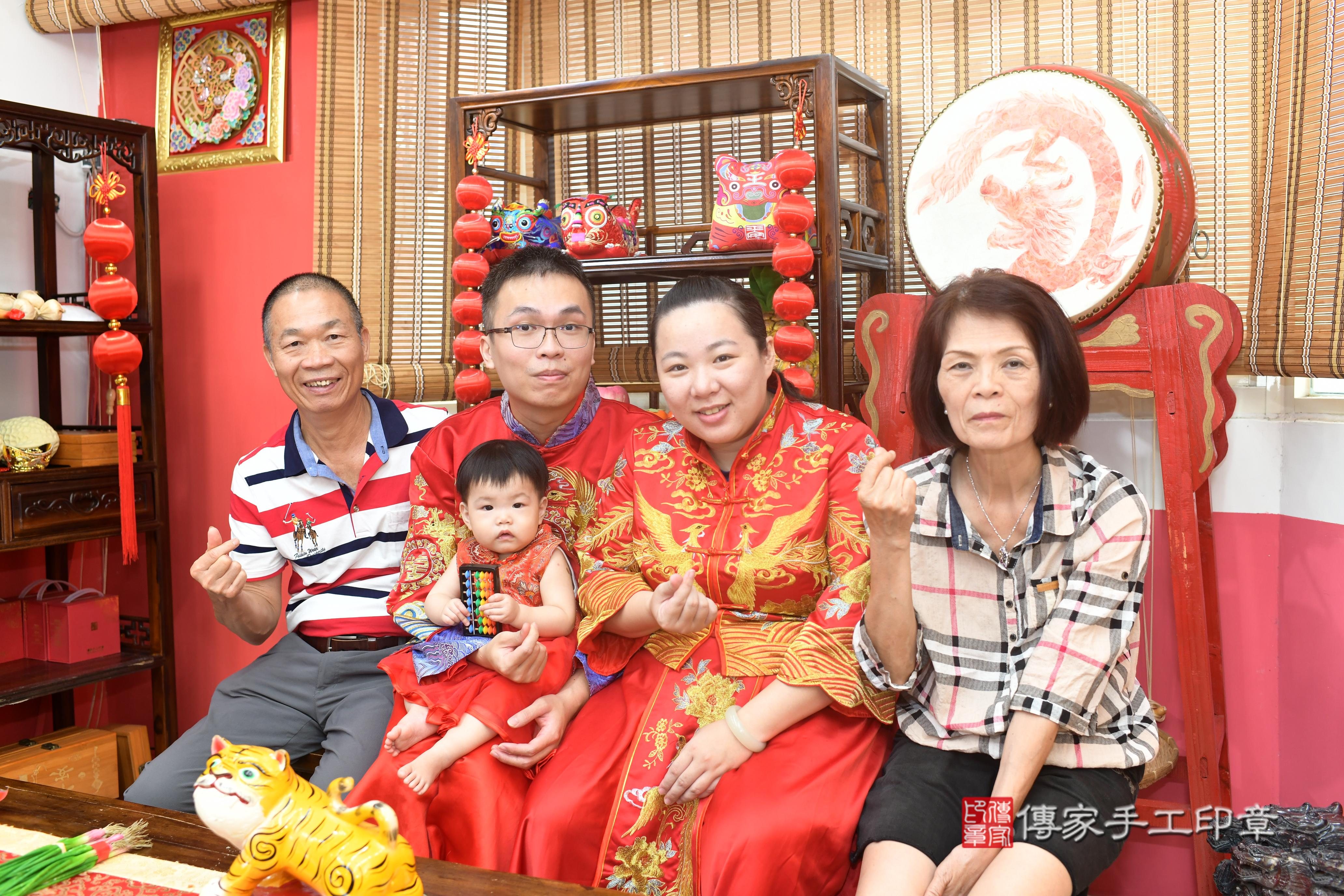 傳家手工印章高雄店、抓周、度脺、中國風會場、傳家嬰兒古禮、吉祥話、抓周道具物品24種、拍照。抓周證書。寶寶抓周、滿周歲、生日快樂、祝福