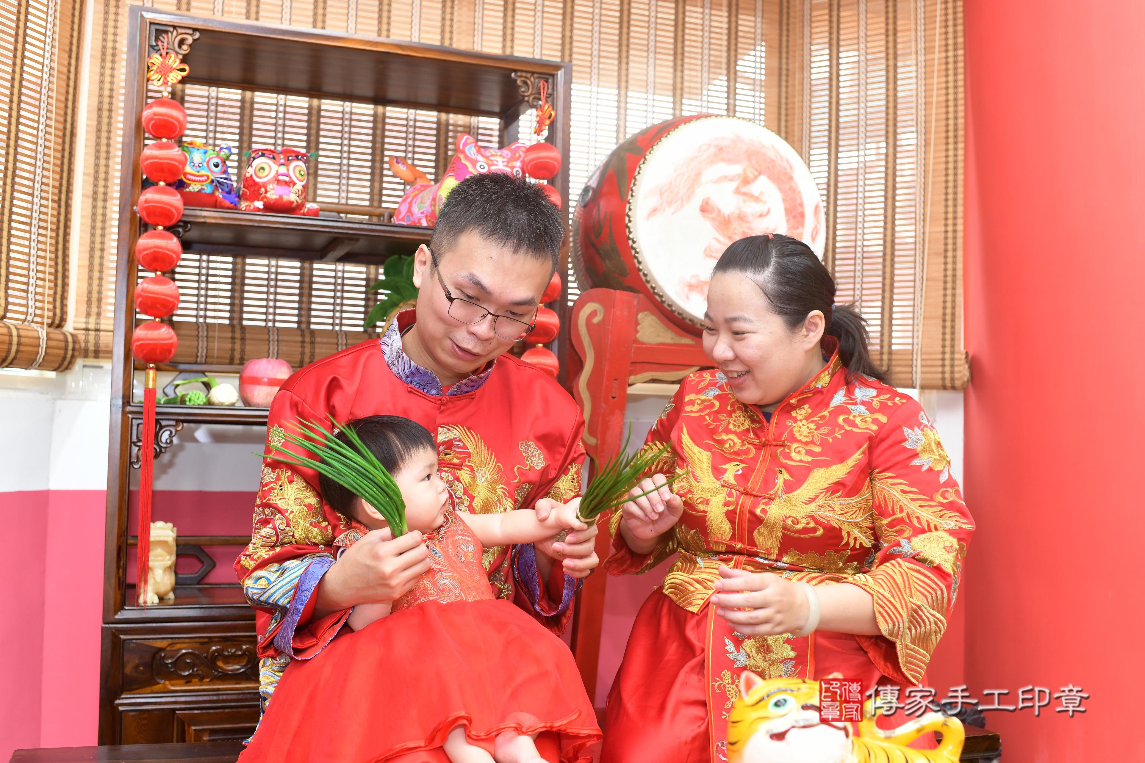 傳家手工印章高雄店、抓周、度脺、中國風會場、傳家嬰兒古禮、吉祥話、抓周道具物品24種、拍照。抓周證書。寶寶抓周、滿周歲、生日快樂、祝福