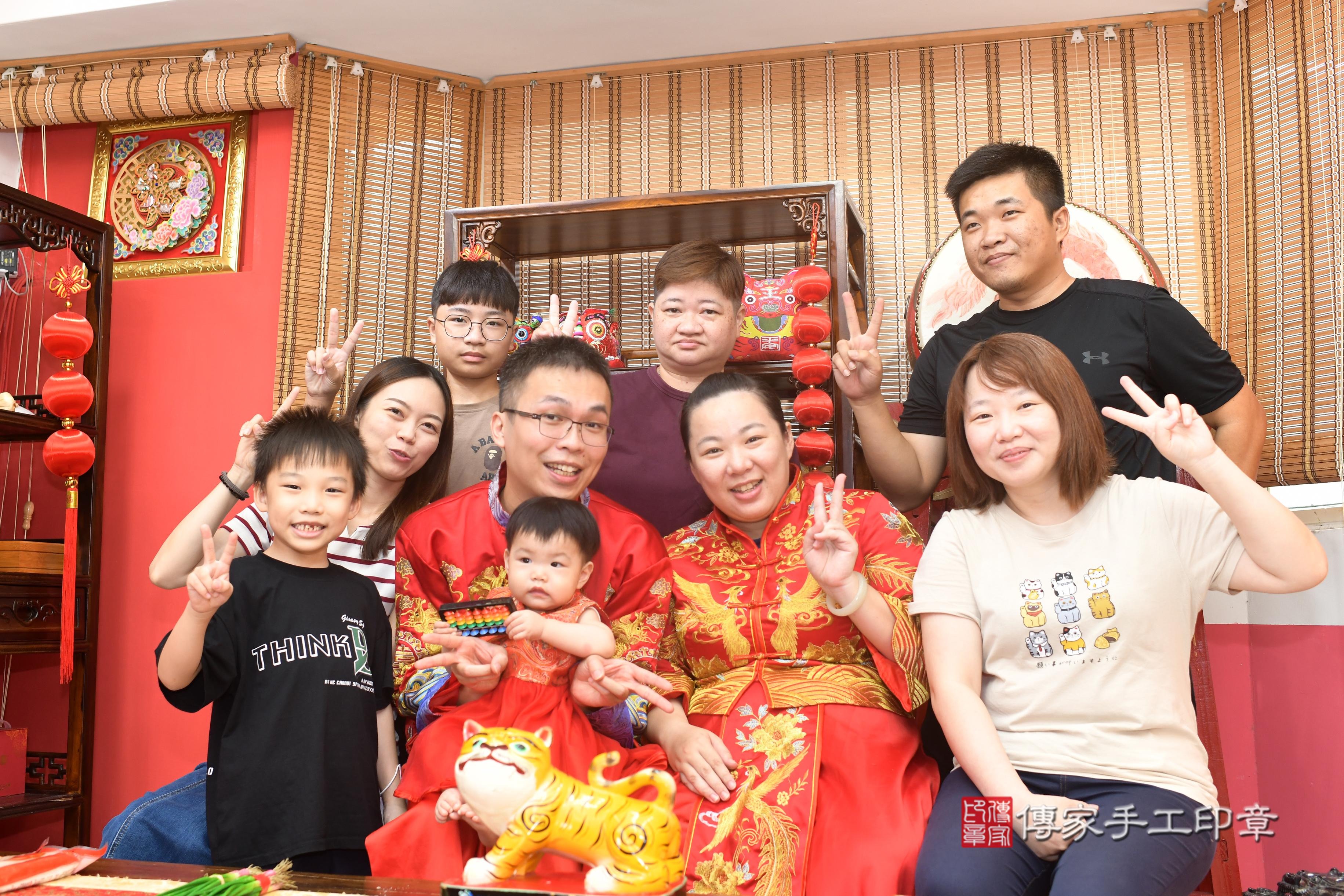 傳家手工印章高雄店、抓周、度脺、中國風會場、傳家嬰兒古禮、吉祥話、抓周道具物品24種、拍照。抓周證書。寶寶抓周、滿周歲、生日快樂、祝福