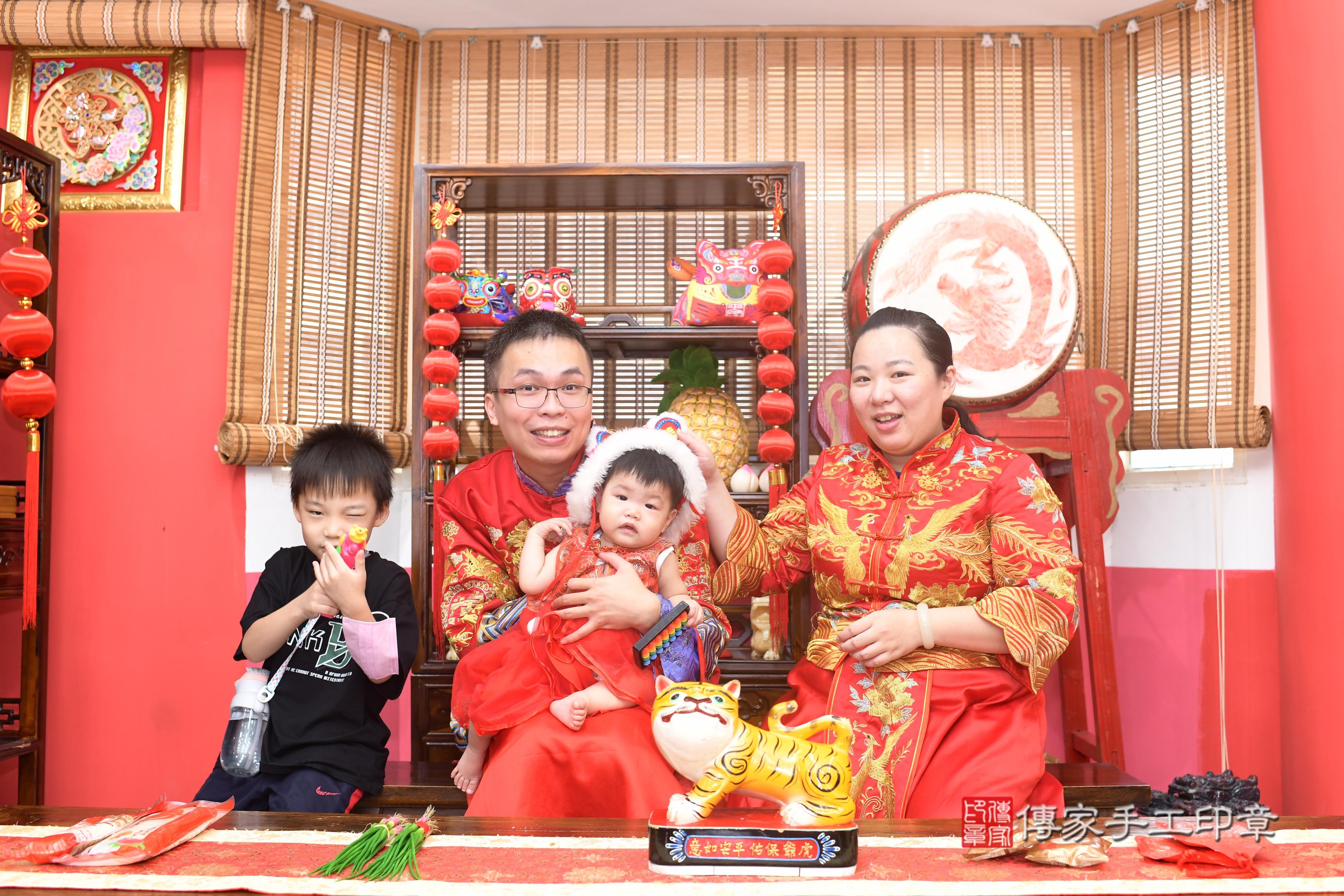 傳家手工印章高雄店、抓周、度脺、中國風會場、傳家嬰兒古禮、吉祥話、抓周道具物品24種、拍照。抓周證書。寶寶抓周、滿周歲、生日快樂、祝福