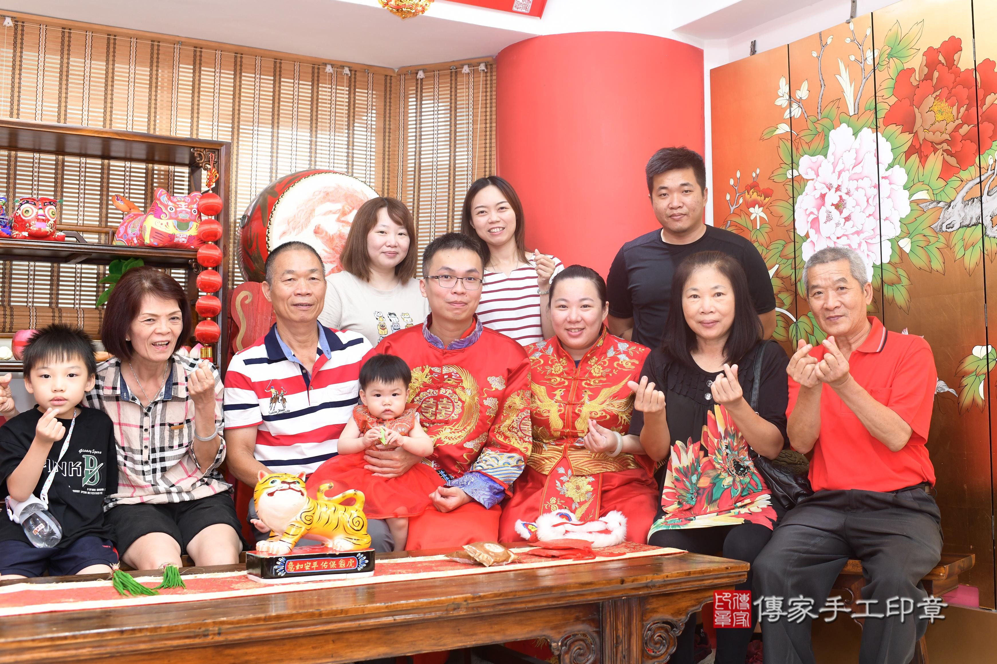 傳家手工印章高雄店、抓周、度脺、中國風會場、傳家嬰兒古禮、吉祥話、抓周道具物品24種、拍照。抓周證書。寶寶抓周、滿周歲、生日快樂、祝福