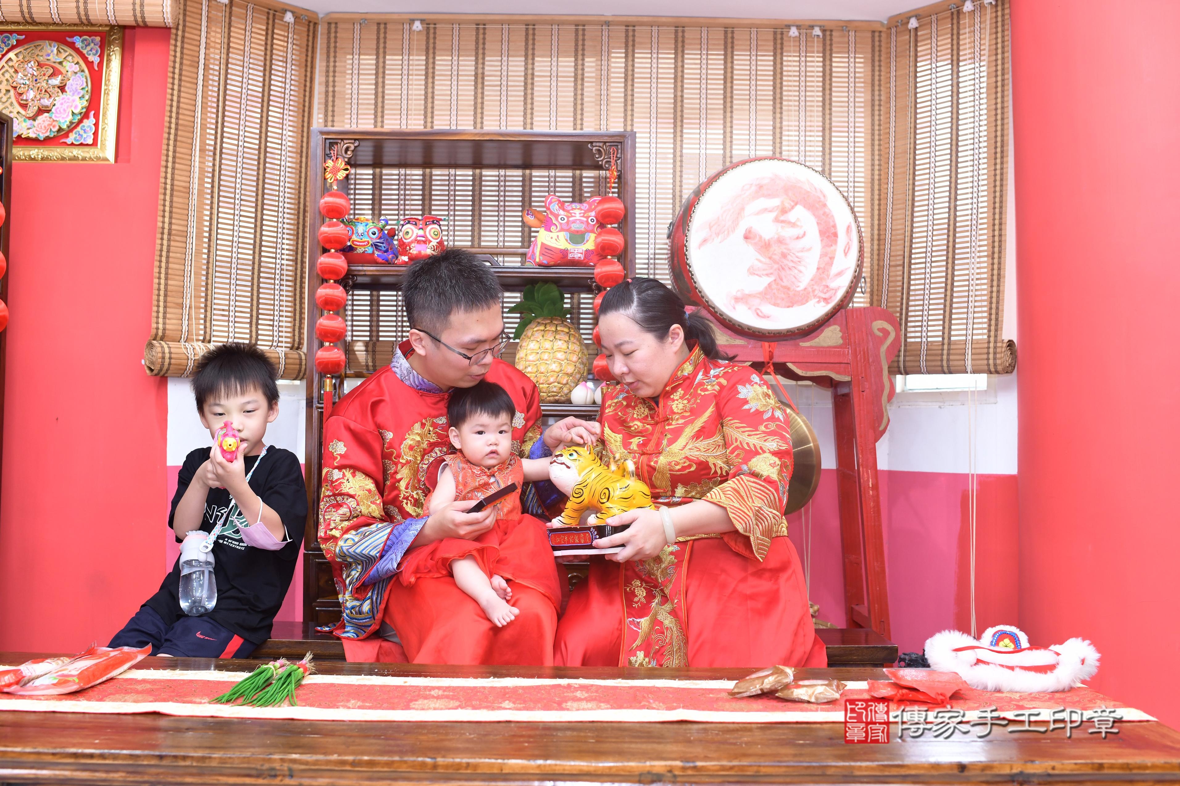 傳家手工印章高雄店、抓周、度脺、中國風會場、傳家嬰兒古禮、吉祥話、抓周道具物品24種、拍照。抓周證書。寶寶抓周、滿周歲、生日快樂、祝福