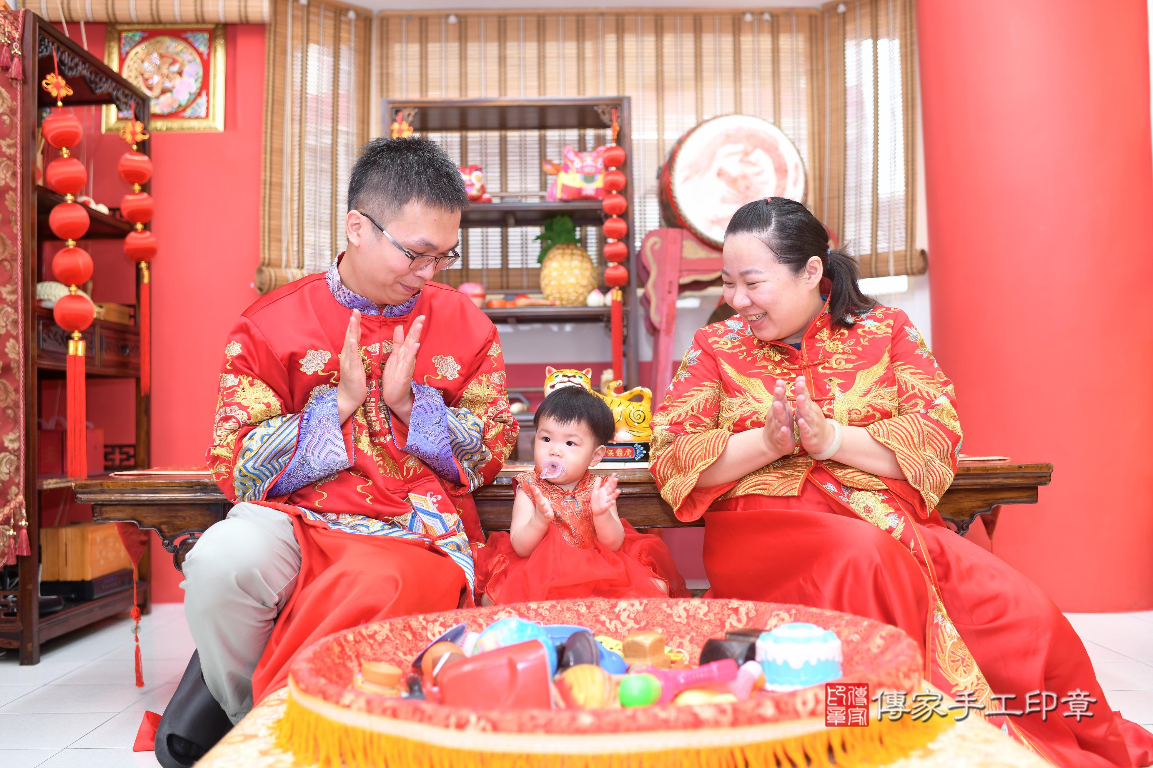 傳家手工印章高雄店、抓周、度脺、中國風會場、傳家嬰兒古禮、吉祥話、抓周道具物品24種、拍照。抓周證書。寶寶抓周、滿周歲、生日快樂、祝福