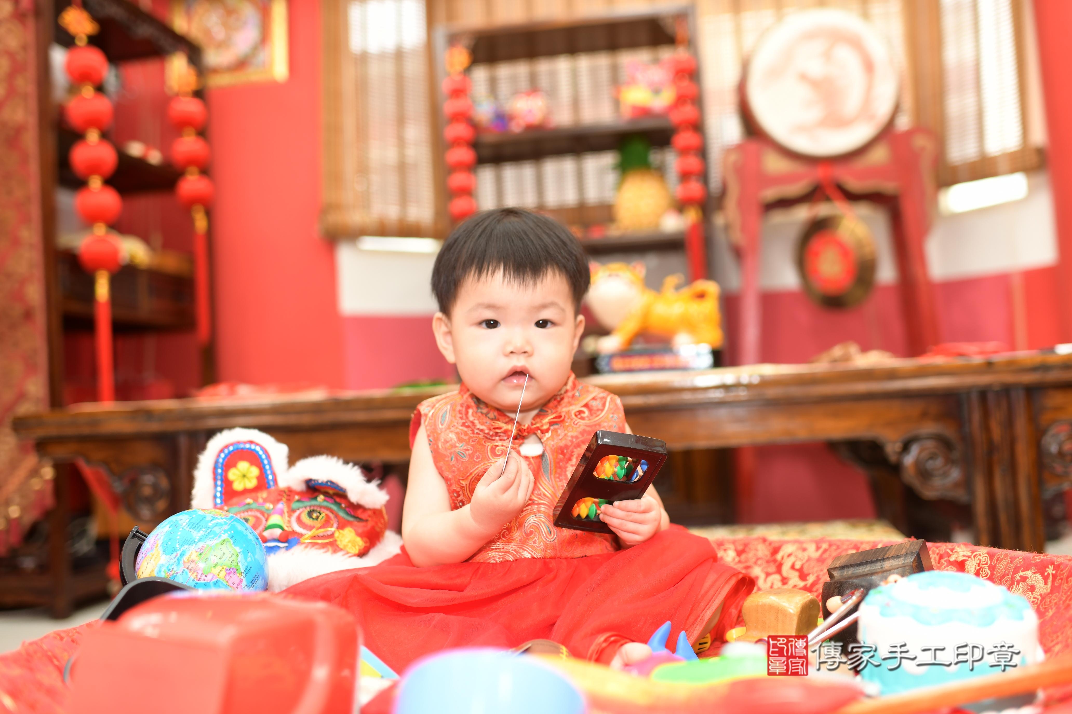 傳家手工印章高雄店、抓周、度脺、中國風會場、傳家嬰兒古禮、吉祥話、抓周道具物品24種、拍照。抓周證書。寶寶抓周、滿周歲、生日快樂、祝福