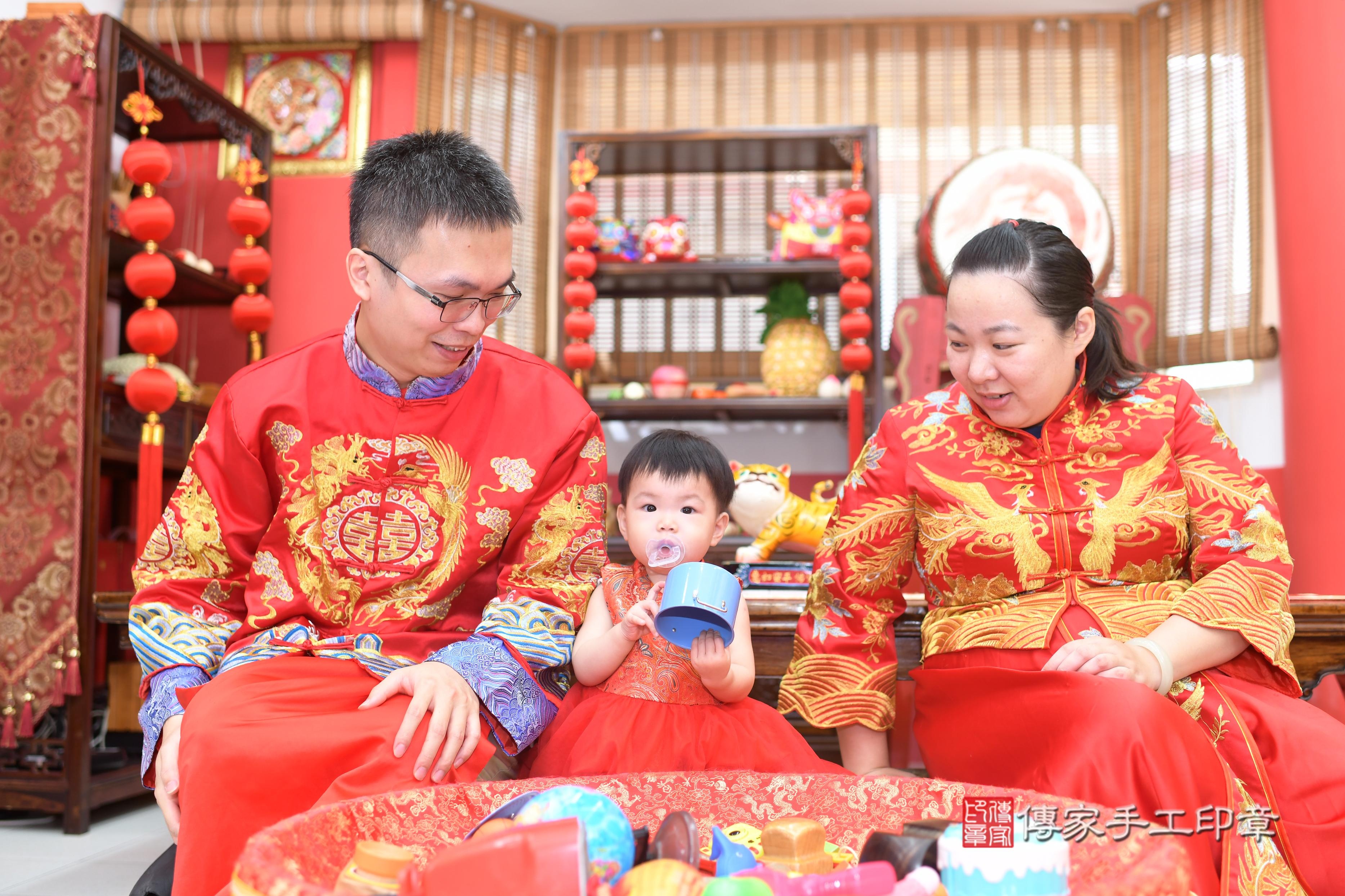 傳家手工印章高雄店、抓周、度脺、中國風會場、傳家嬰兒古禮、吉祥話、抓周道具物品24種、拍照。抓周證書。寶寶抓周、滿周歲、生日快樂、祝福
