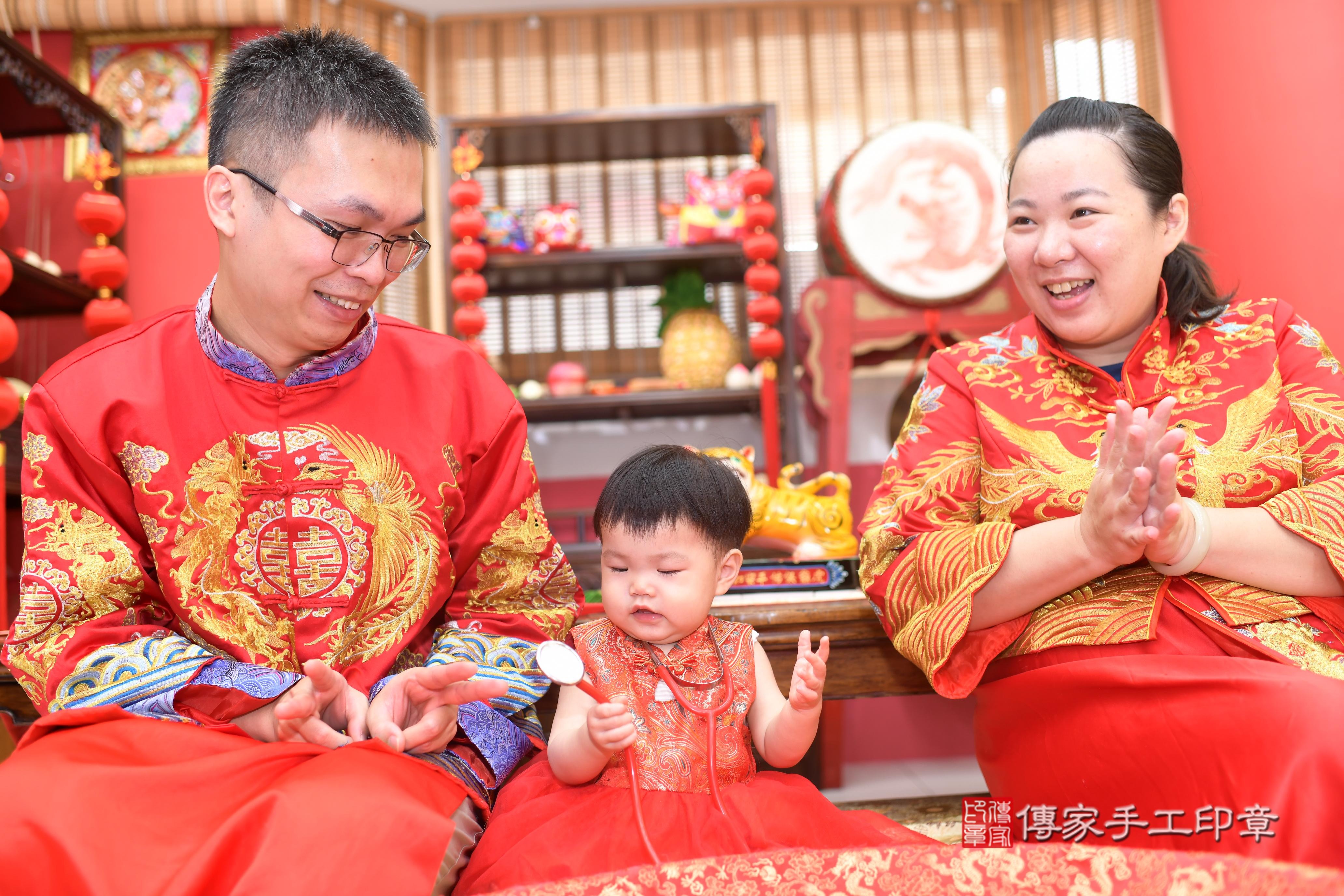 傳家手工印章高雄店、抓周、度脺、中國風會場、傳家嬰兒古禮、吉祥話、抓周道具物品24種、拍照。抓周證書。寶寶抓周、滿周歲、生日快樂、祝福
