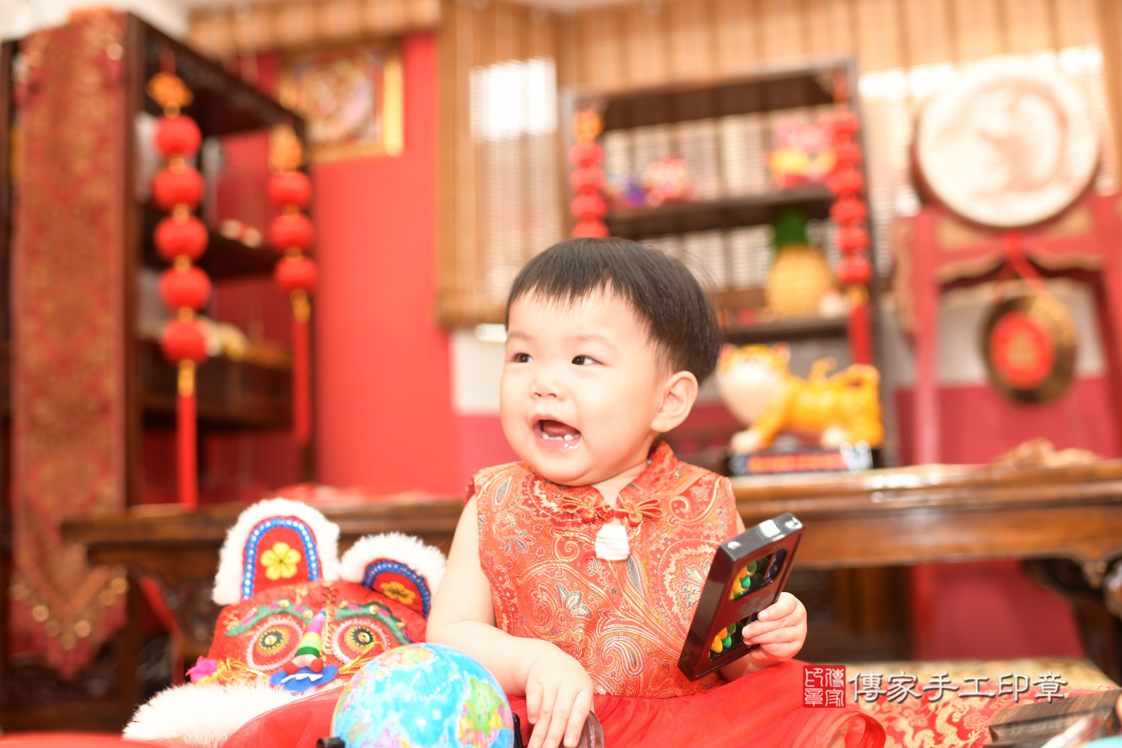 傳家手工印章高雄店、抓周、度脺、中國風會場、傳家嬰兒古禮、吉祥話、抓周道具物品24種、拍照。抓周證書。寶寶抓周、滿周歲、生日快樂、祝福