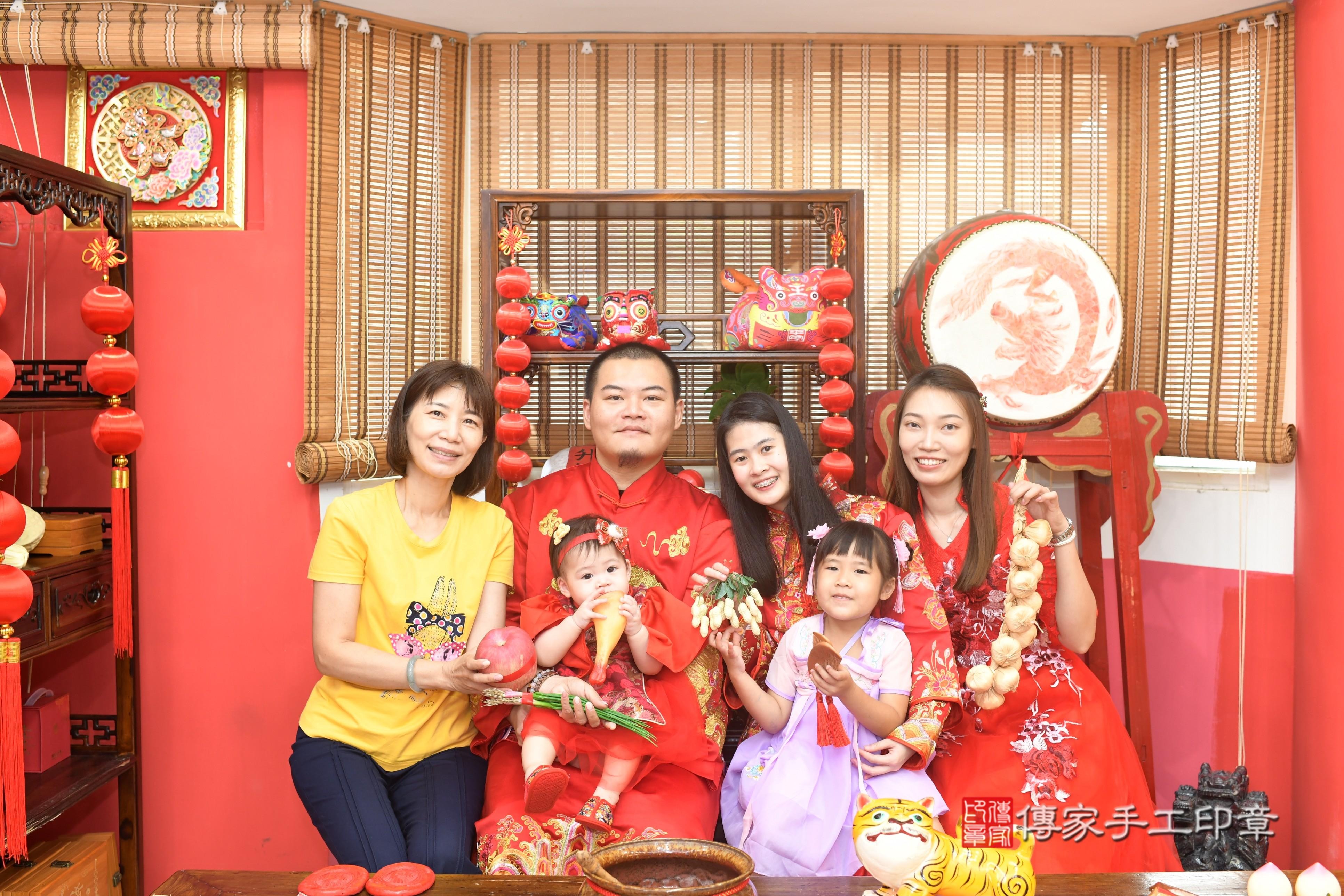 傳家手工印章高雄店、抓周、度脺、中國風會場、傳家嬰兒古禮、吉祥話、抓周道具物品24種、拍照。抓周證書。寶寶抓周、滿周歲、生日快樂、祝福