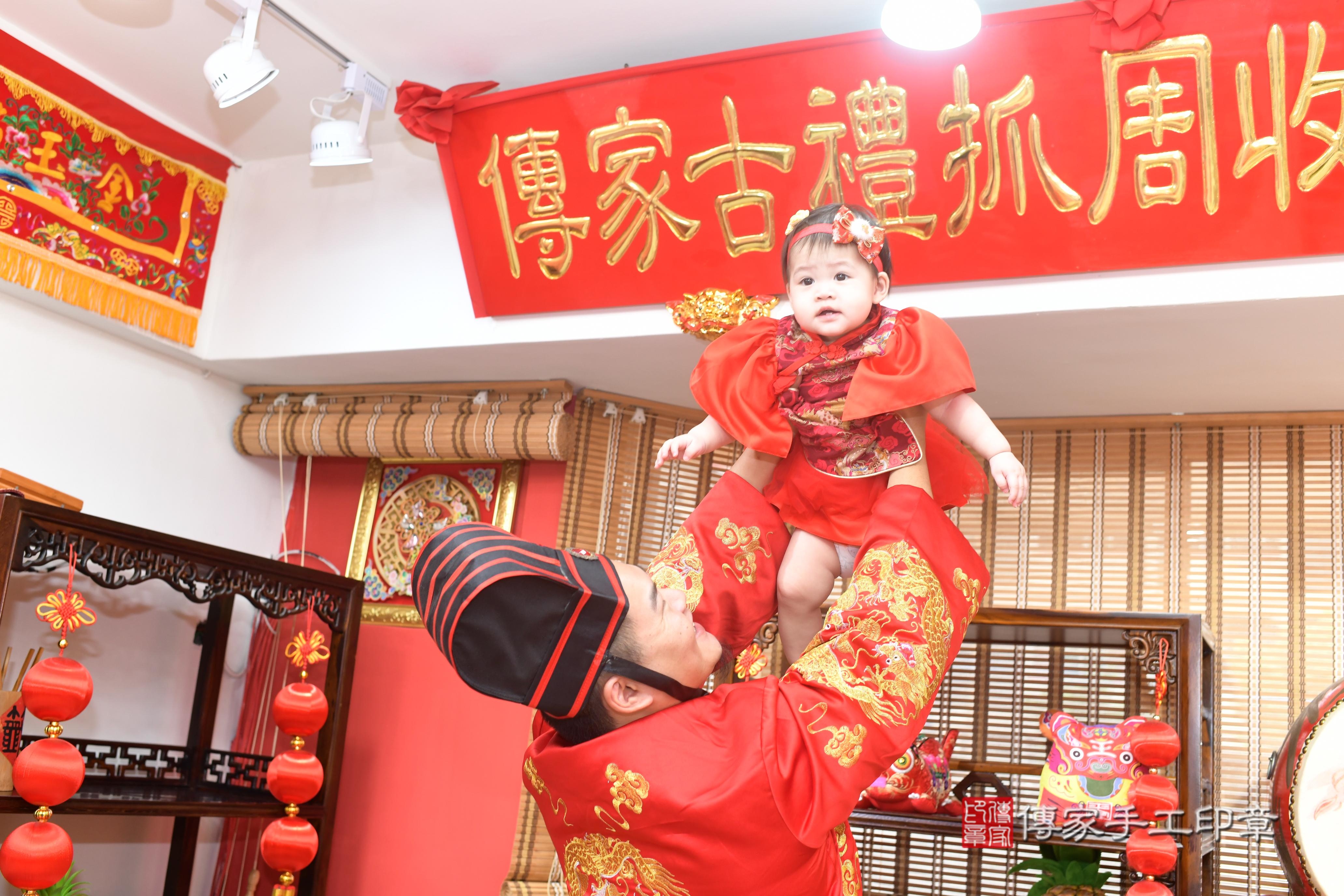 傳家手工印章高雄店、抓周、度脺、中國風會場、傳家嬰兒古禮、吉祥話、抓周道具物品24種、拍照。抓周證書。寶寶抓周、滿周歲、生日快樂、祝福