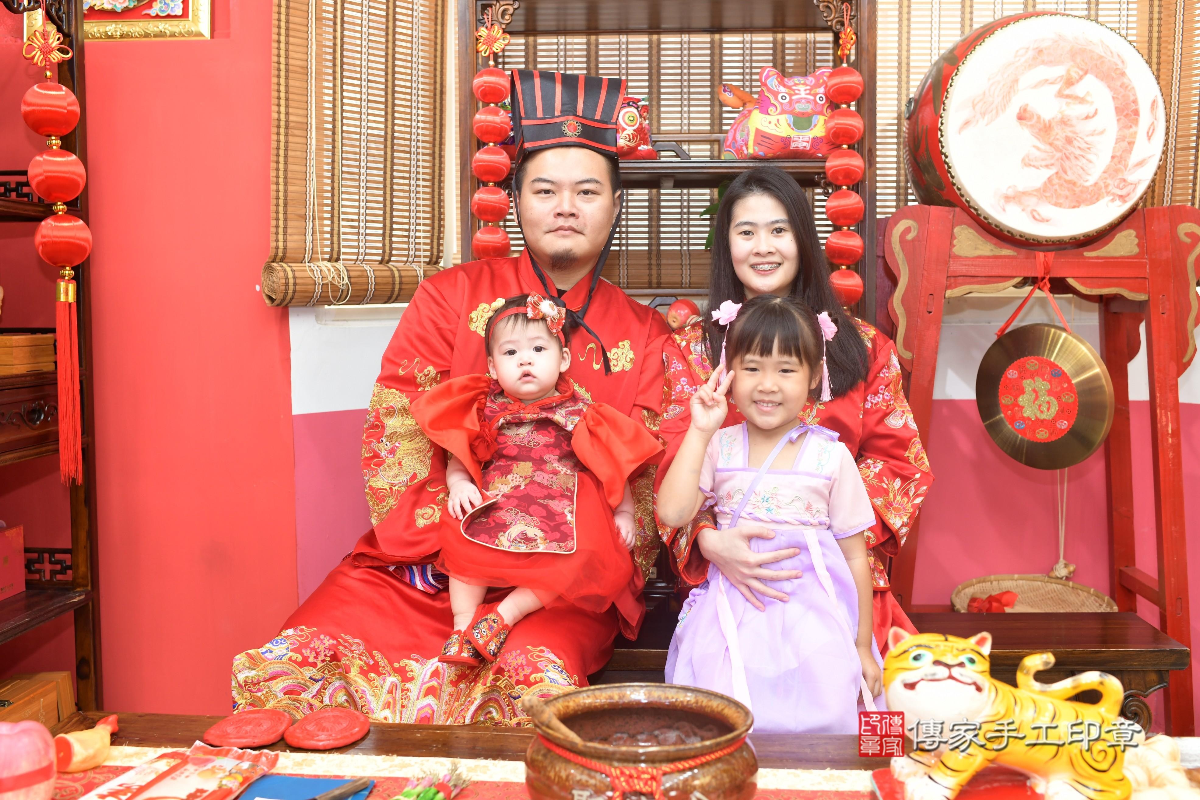 傳家手工印章高雄店、抓周、度脺、中國風會場、傳家嬰兒古禮、吉祥話、抓周道具物品24種、拍照。抓周證書。寶寶抓周、滿周歲、生日快樂、祝福