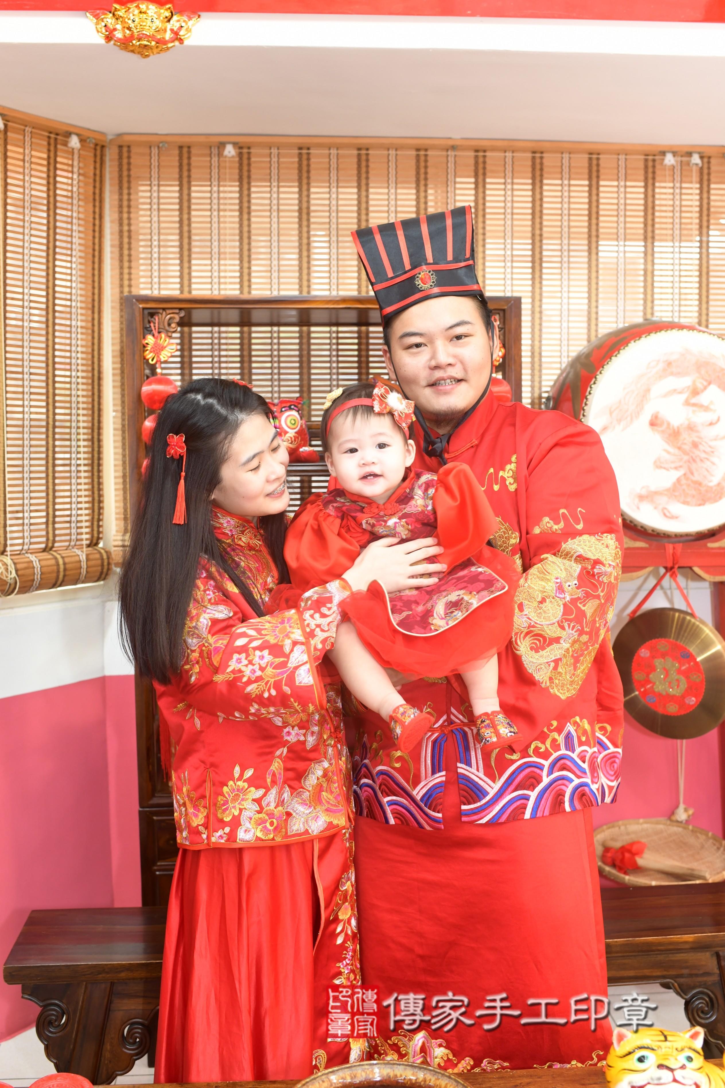 傳家手工印章高雄店、抓周、度脺、中國風會場、傳家嬰兒古禮、吉祥話、抓周道具物品24種、拍照。抓周證書。寶寶抓周、滿周歲、生日快樂、祝福