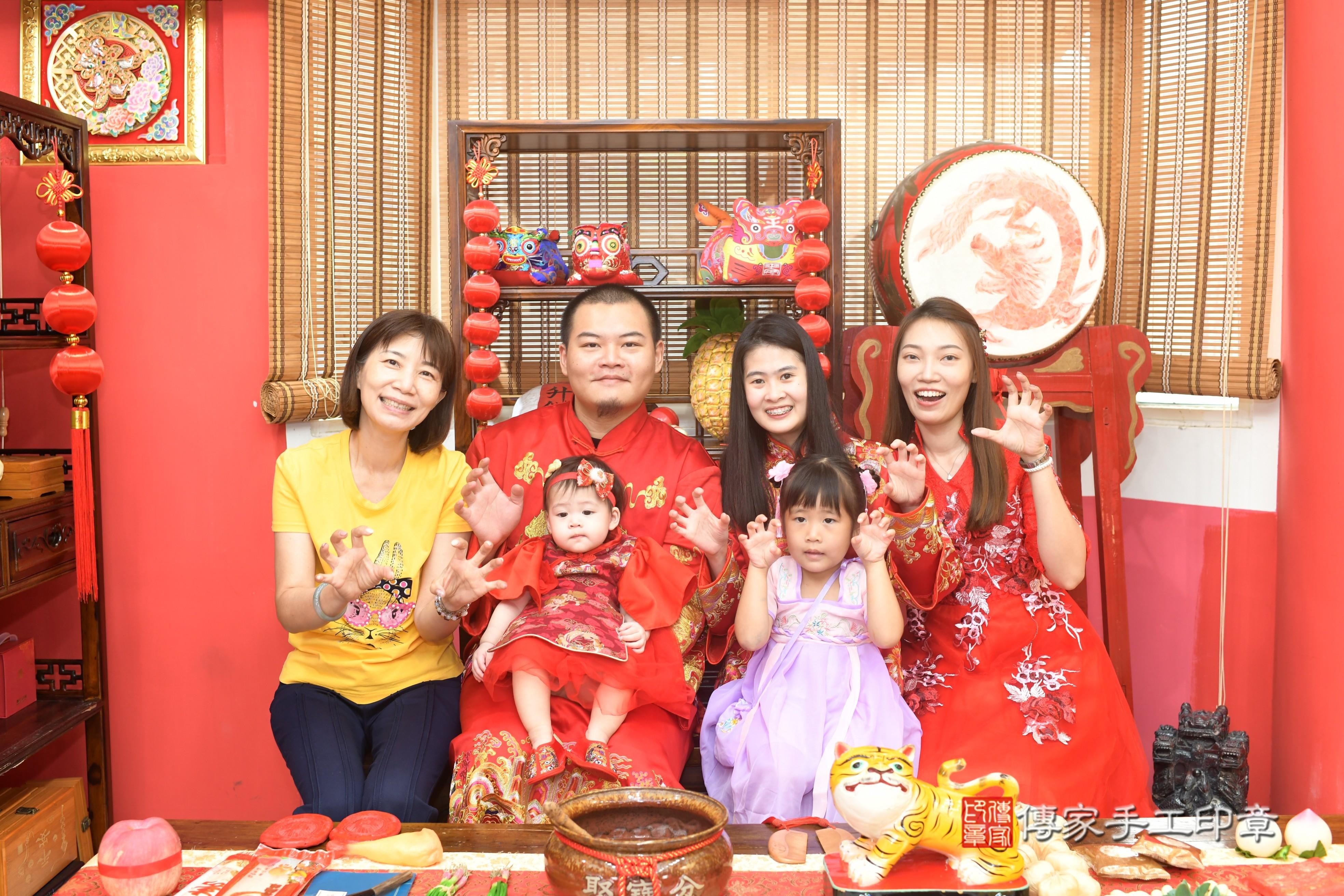 傳家手工印章高雄店、抓周、度脺、中國風會場、傳家嬰兒古禮、吉祥話、抓周道具物品24種、拍照。抓周證書。寶寶抓周、滿周歲、生日快樂、祝福
