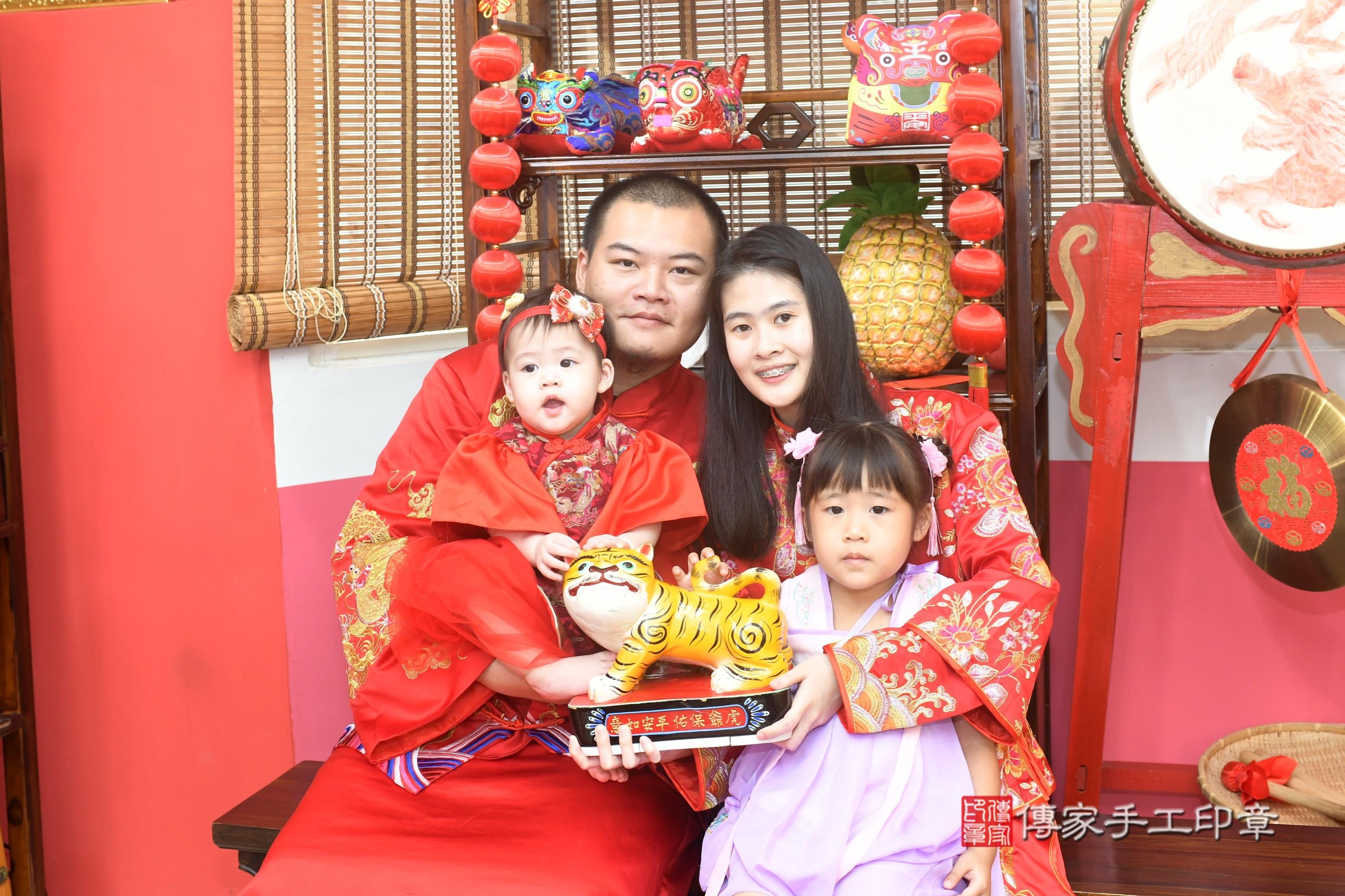 傳家手工印章高雄店、抓周、度脺、中國風會場、傳家嬰兒古禮、吉祥話、抓周道具物品24種、拍照。抓周證書。寶寶抓周、滿周歲、生日快樂、祝福