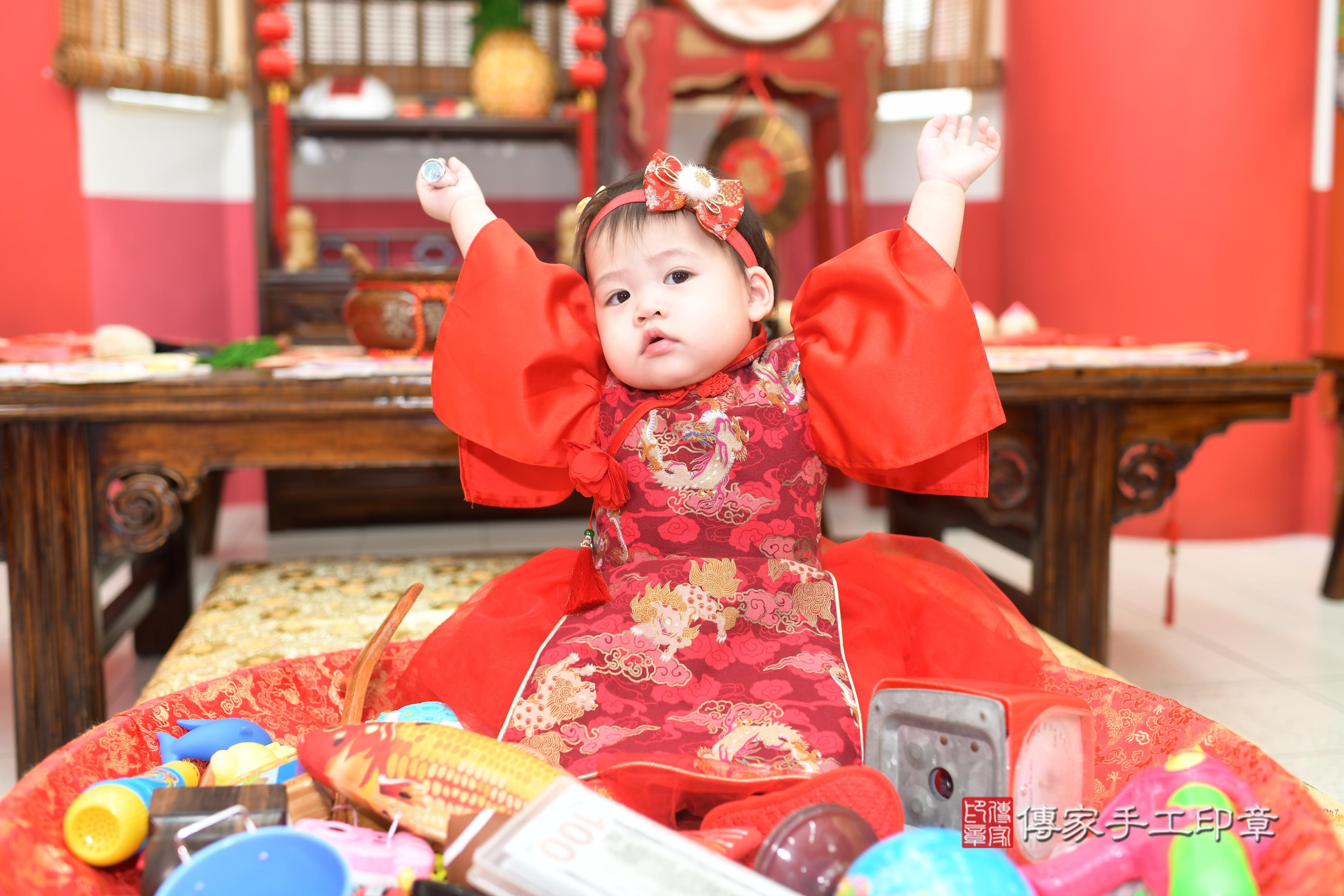 傳家手工印章高雄店、抓周、度脺、中國風會場、傳家嬰兒古禮、吉祥話、抓周道具物品24種、拍照。抓周證書。寶寶抓周、滿周歲、生日快樂、祝福