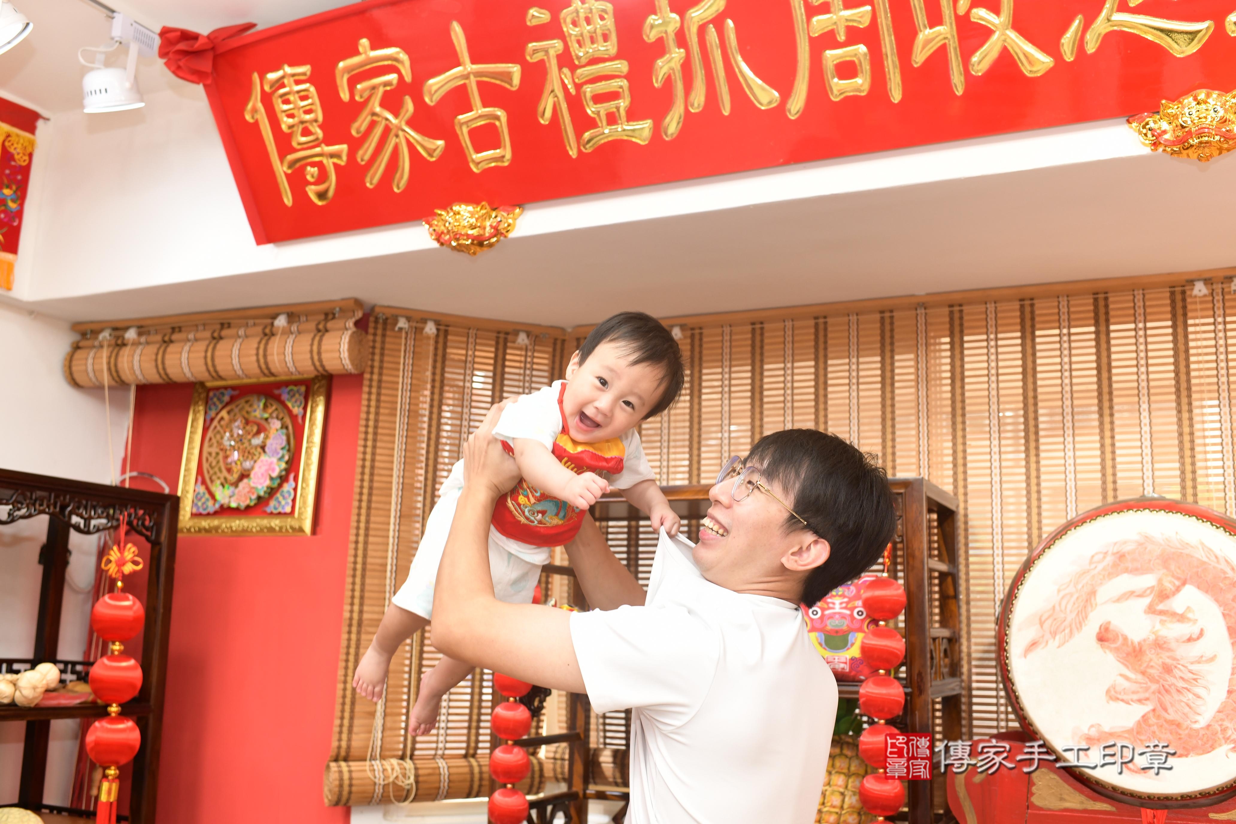 傳家手工印章高雄店、抓周、度脺、中國風會場、傳家嬰兒古禮、吉祥話、抓周道具物品24種、拍照。抓周證書。寶寶抓周、滿周歲、生日快樂、祝福