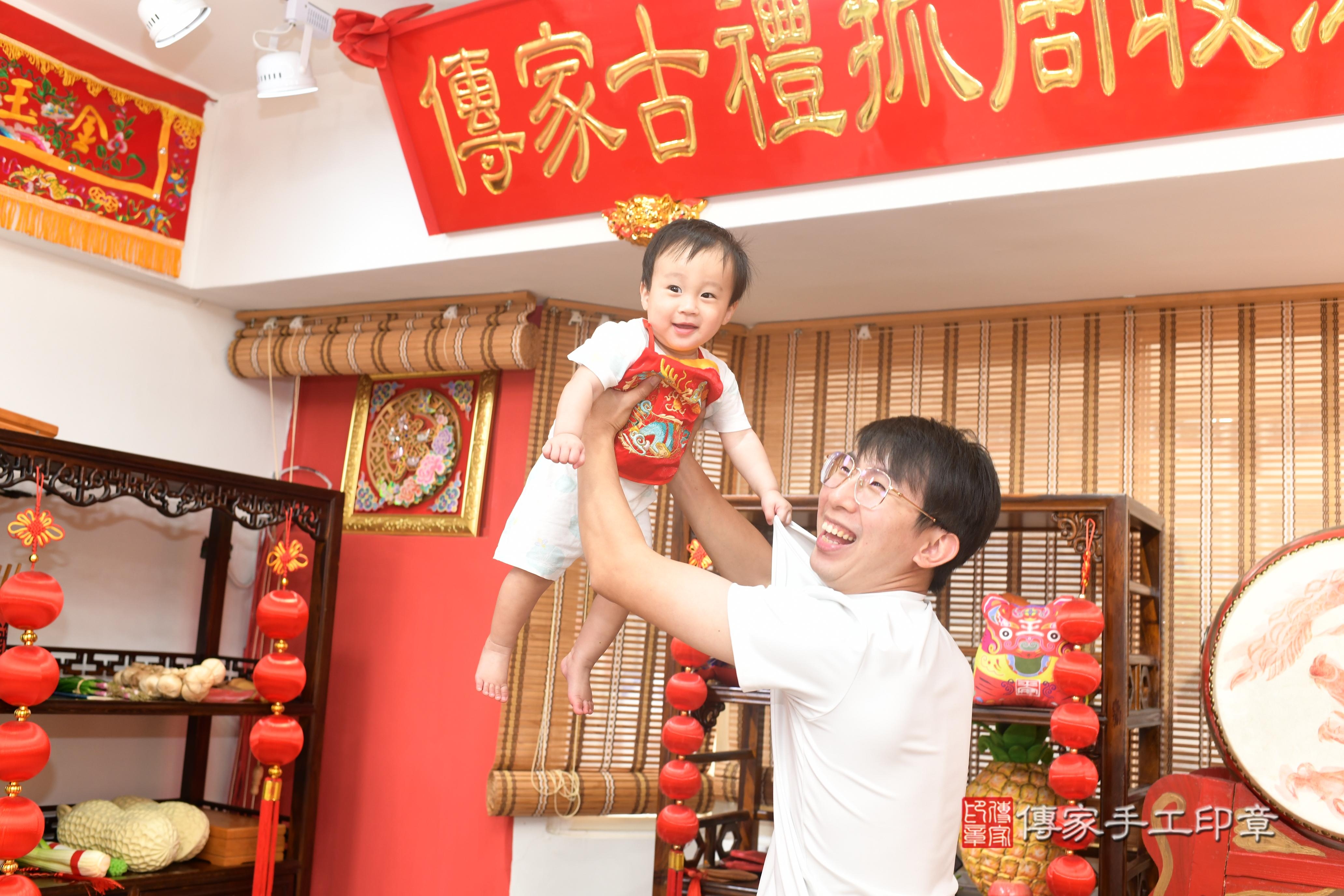 傳家手工印章高雄店、抓周、度脺、中國風會場、傳家嬰兒古禮、吉祥話、抓周道具物品24種、拍照。抓周證書。寶寶抓周、滿周歲、生日快樂、祝福