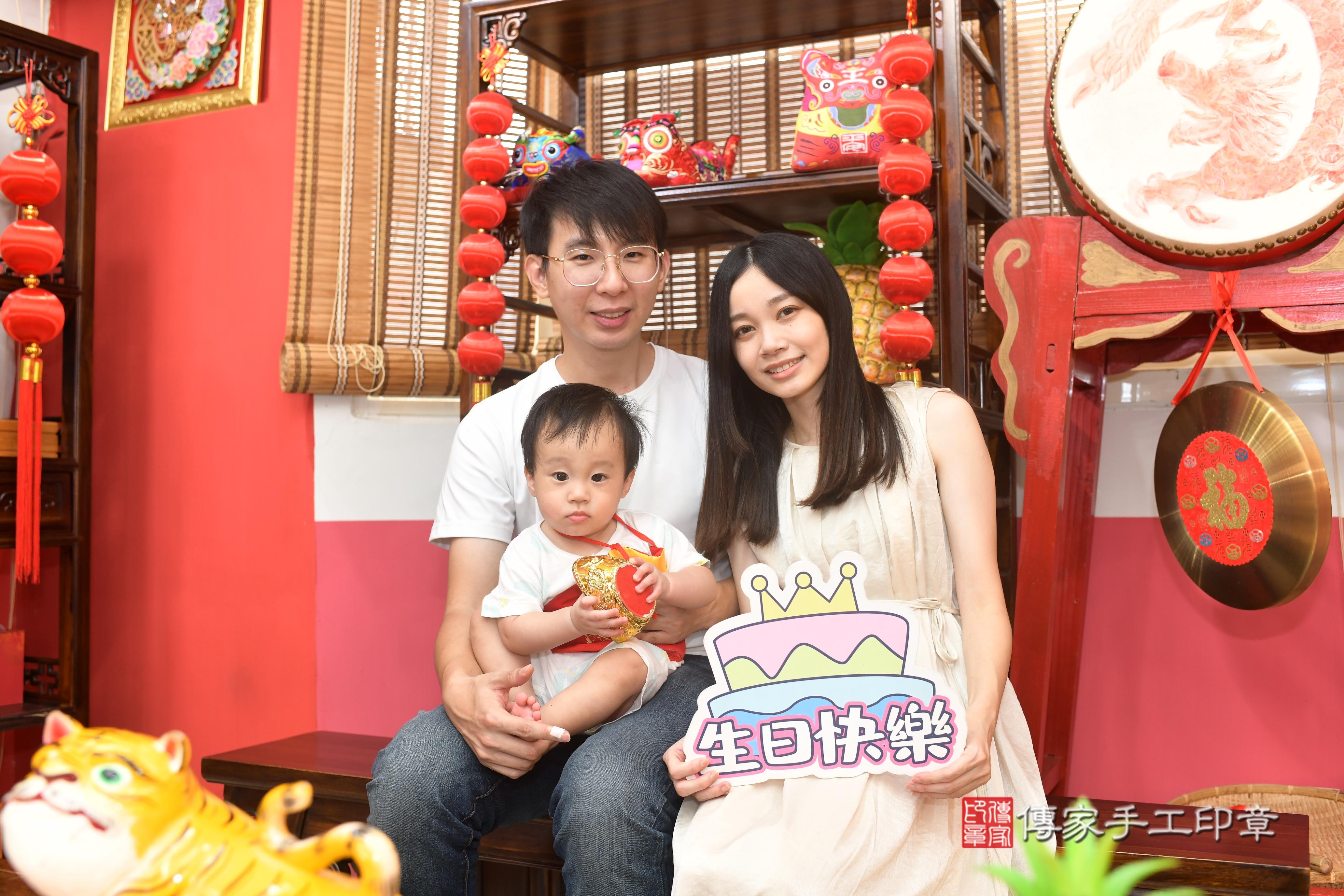 傳家手工印章高雄店、抓周、度脺、中國風會場、傳家嬰兒古禮、吉祥話、抓周道具物品24種、拍照。抓周證書。寶寶抓周、滿周歲、生日快樂、祝福