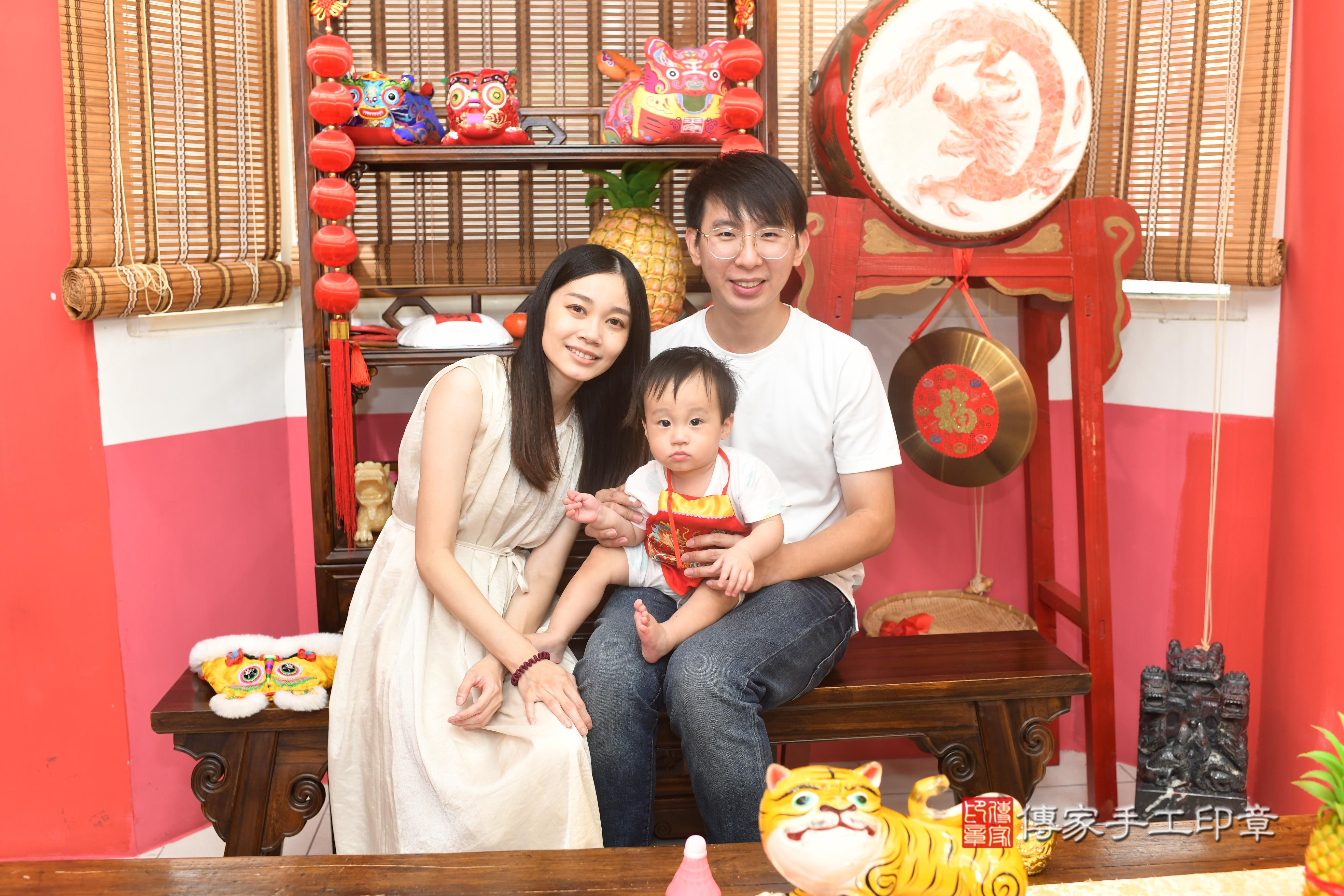 傳家手工印章高雄店、抓周、度脺、中國風會場、傳家嬰兒古禮、吉祥話、抓周道具物品24種、拍照。抓周證書。寶寶抓周、滿周歲、生日快樂、祝福
