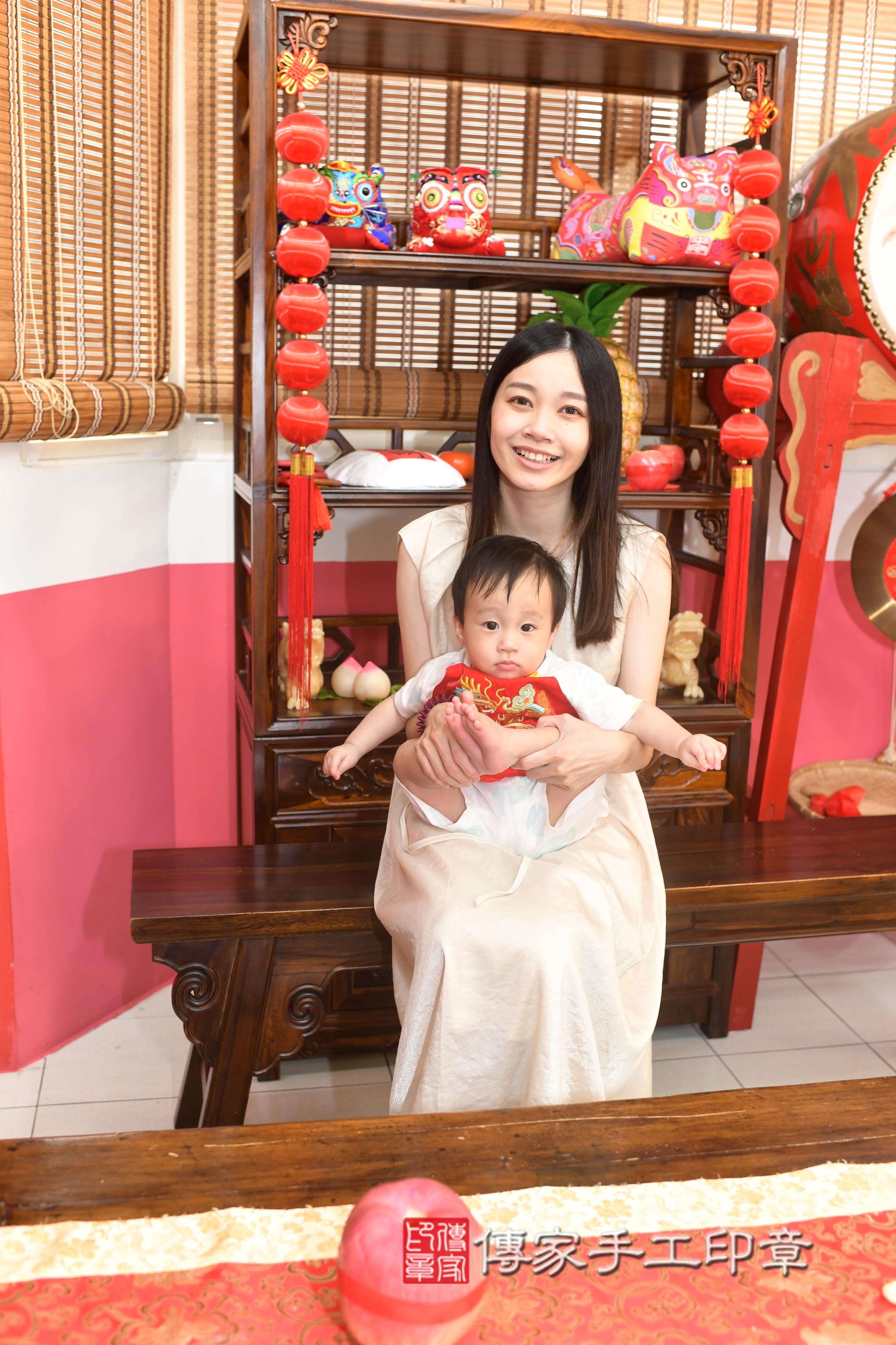 1756446653288335.傳家手工印章高雄店、抓周、度脺、中國風會場、傳家嬰兒古禮、吉祥話、抓周道具物品24種、拍照。抓周證書。寶寶抓周、滿周歲、生日快樂、祝福