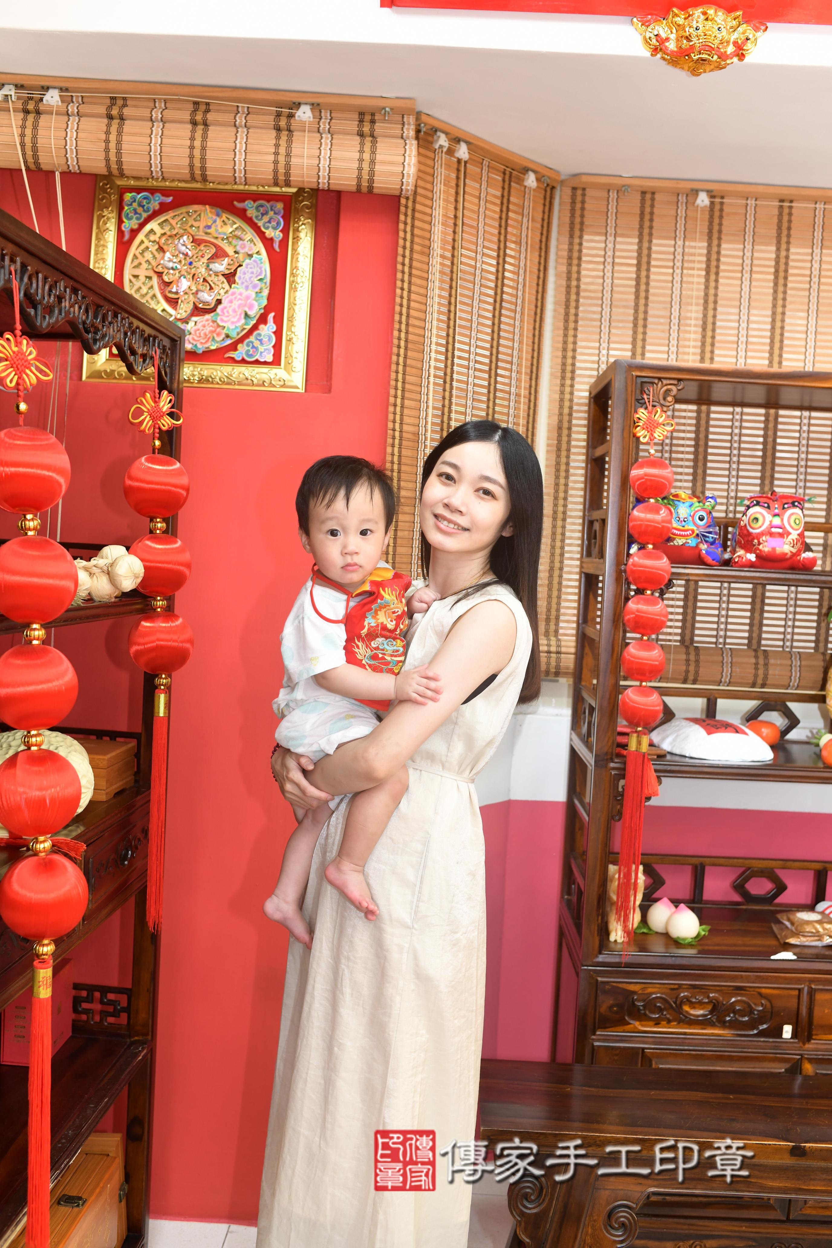 傳家手工印章高雄店、抓周、度脺、中國風會場、傳家嬰兒古禮、吉祥話、抓周道具物品24種、拍照。抓周證書。寶寶抓周、滿周歲、生日快樂、祝福