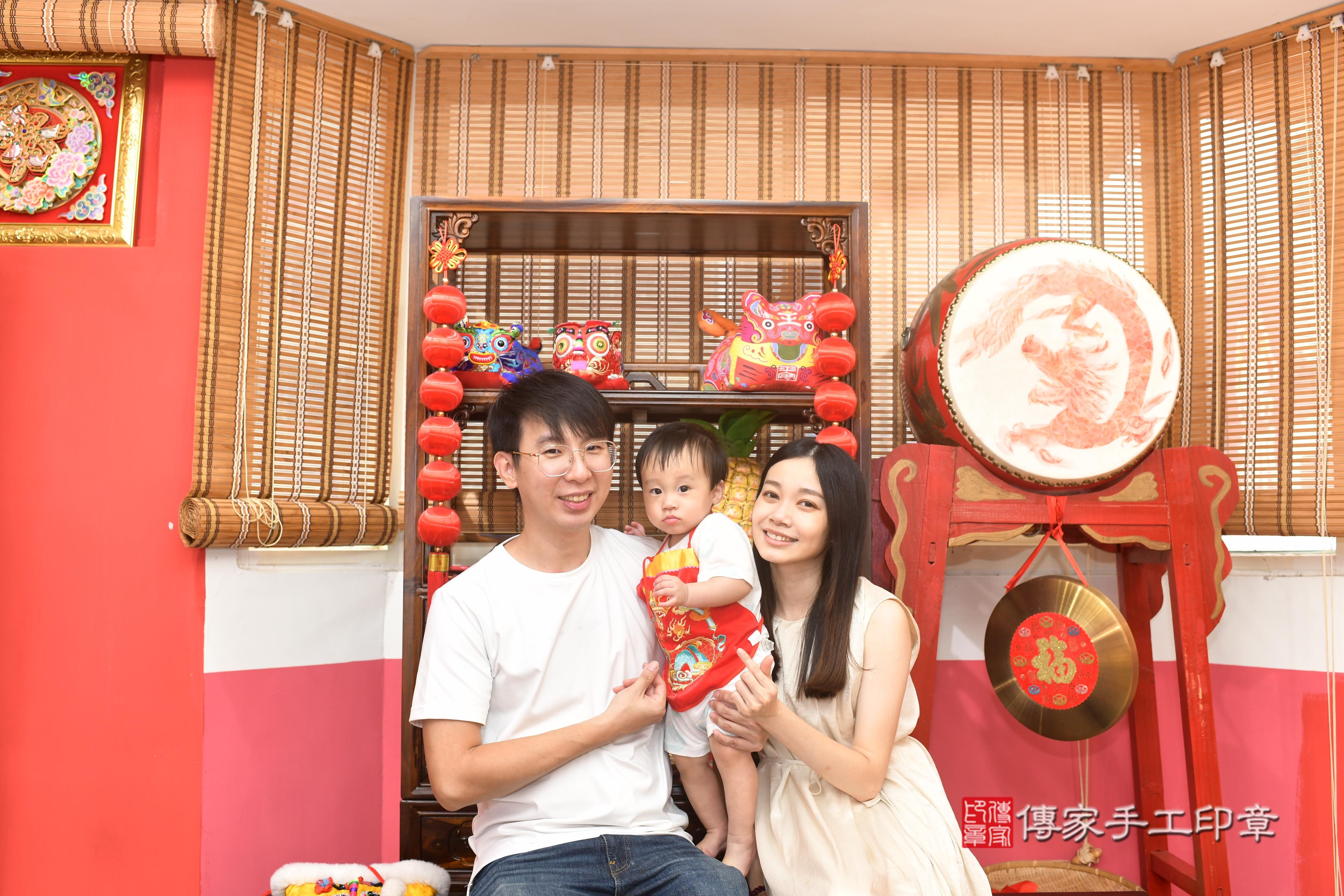 傳家手工印章高雄店、抓周、度脺、中國風會場、傳家嬰兒古禮、吉祥話、抓周道具物品24種、拍照。抓周證書。寶寶抓周、滿周歲、生日快樂、祝福