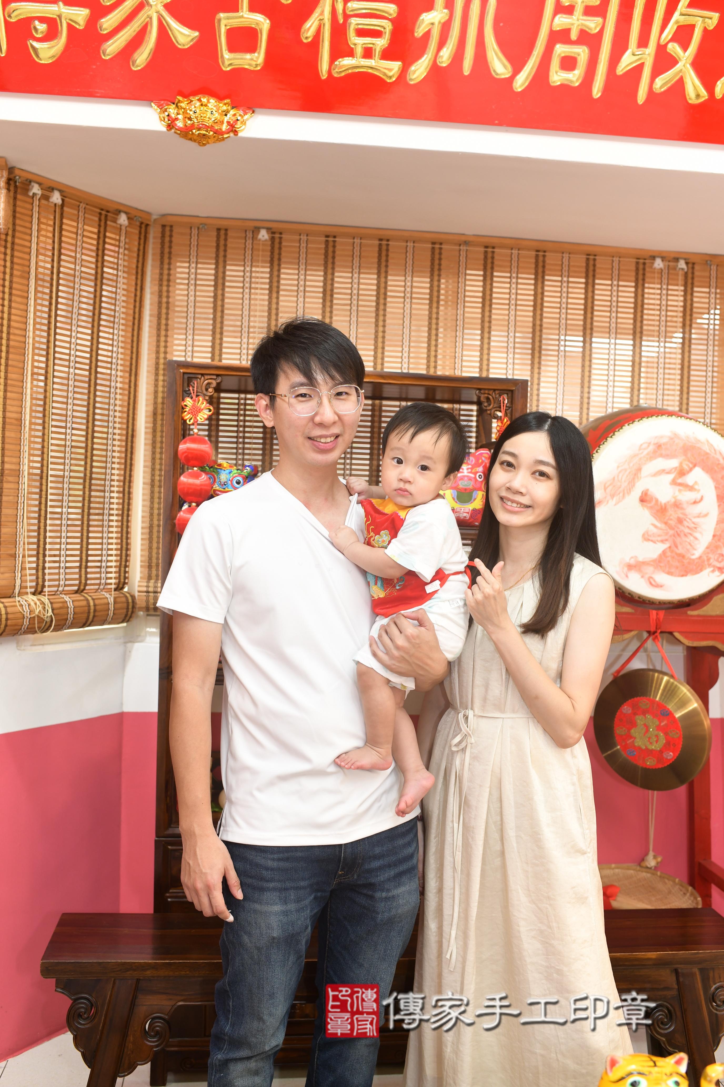 傳家手工印章高雄店、抓周、度脺、中國風會場、傳家嬰兒古禮、吉祥話、抓周道具物品24種、拍照。抓周證書。寶寶抓周、滿周歲、生日快樂、祝福