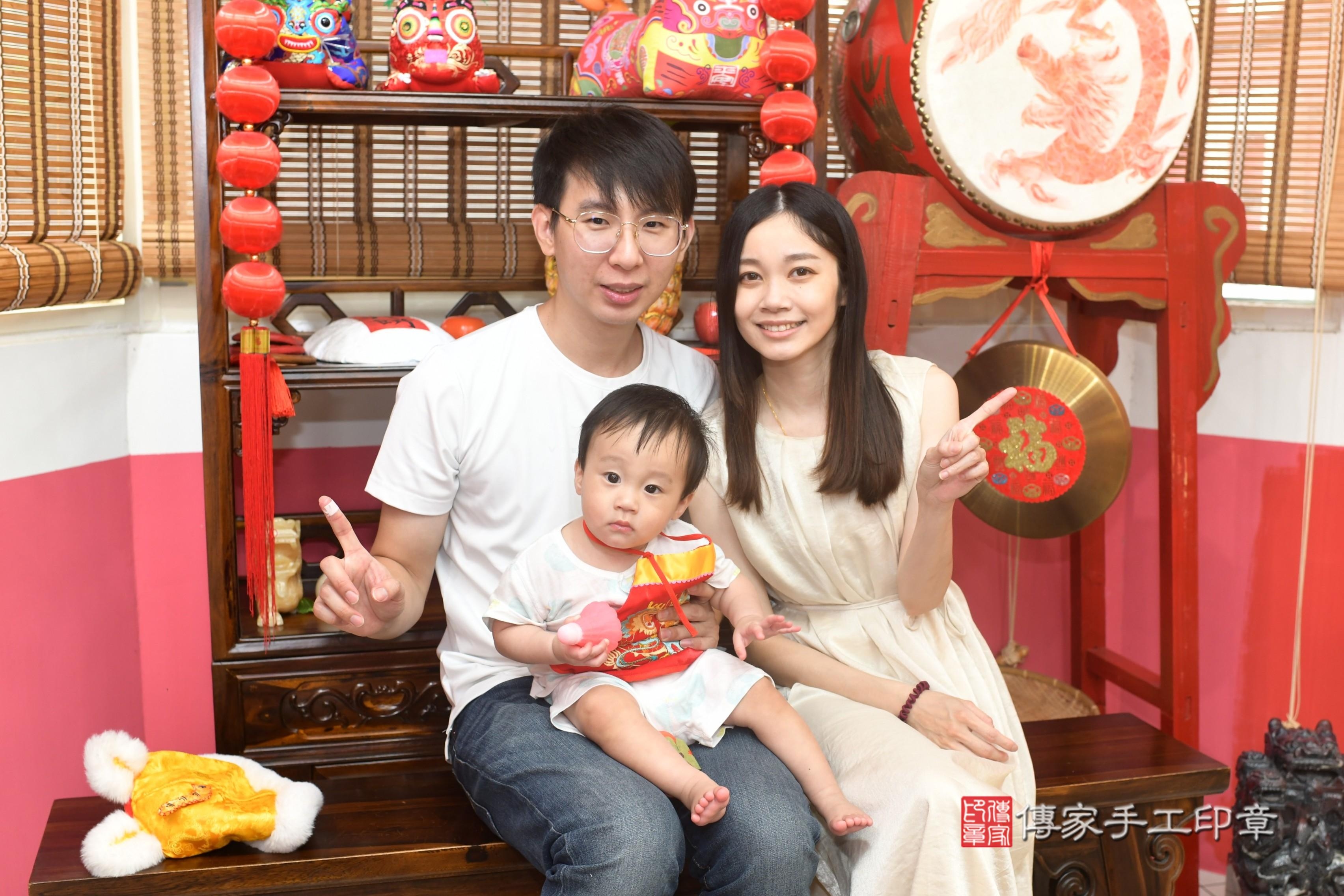 傳家手工印章高雄店、抓周、度脺、中國風會場、傳家嬰兒古禮、吉祥話、抓周道具物品24種、拍照。抓周證書。寶寶抓周、滿周歲、生日快樂、祝福