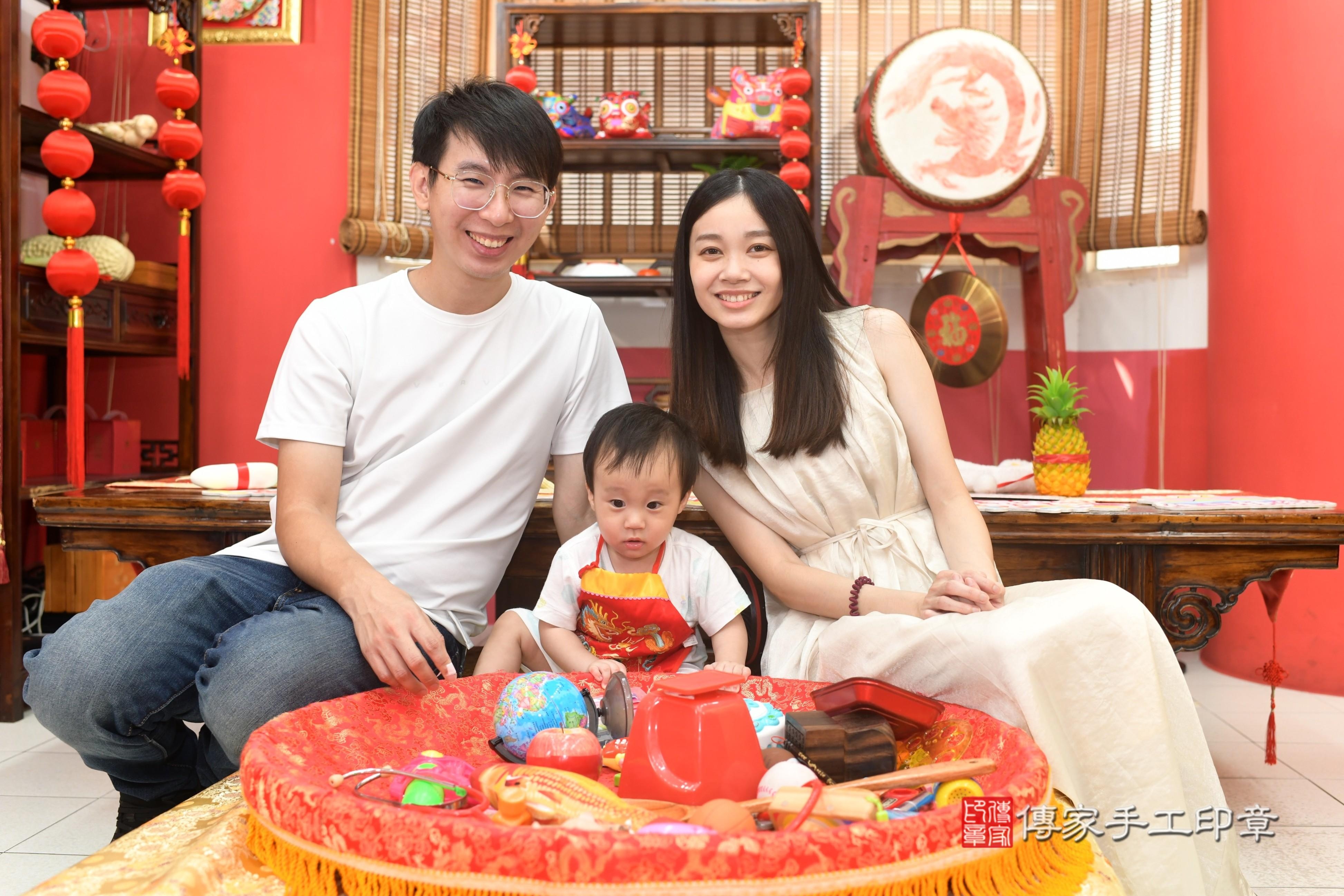 傳家手工印章高雄店、抓周、度脺、中國風會場、傳家嬰兒古禮、吉祥話、抓周道具物品24種、拍照。抓周證書。寶寶抓周、滿周歲、生日快樂、祝福