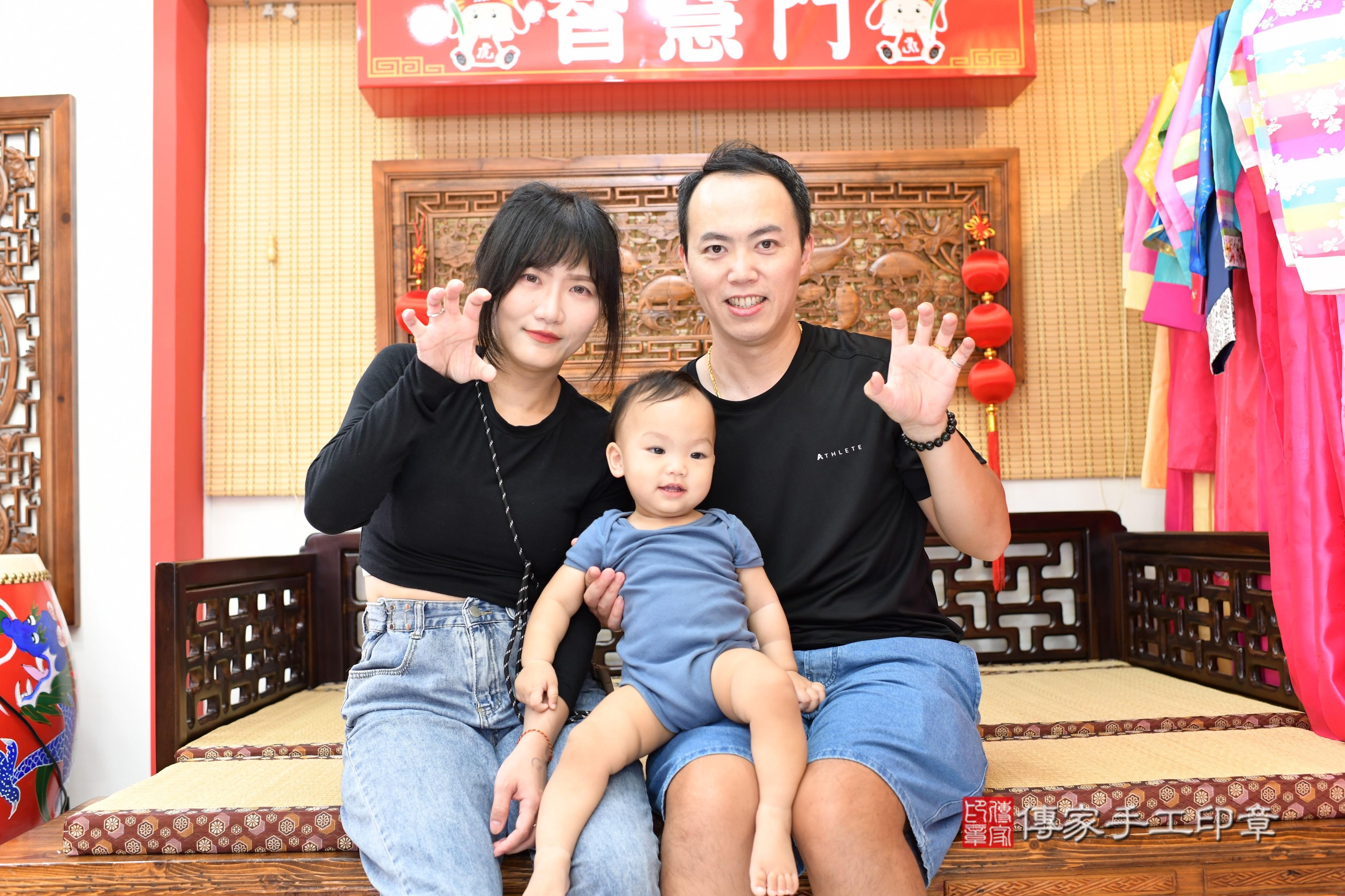 傳家手工印章台南店、抓周、度脺、中國風會場、傳家嬰兒古禮、吉祥話、抓周道具物品24種、拍照。抓周證書。寶寶抓周、滿周歲、生日快樂、祝福
