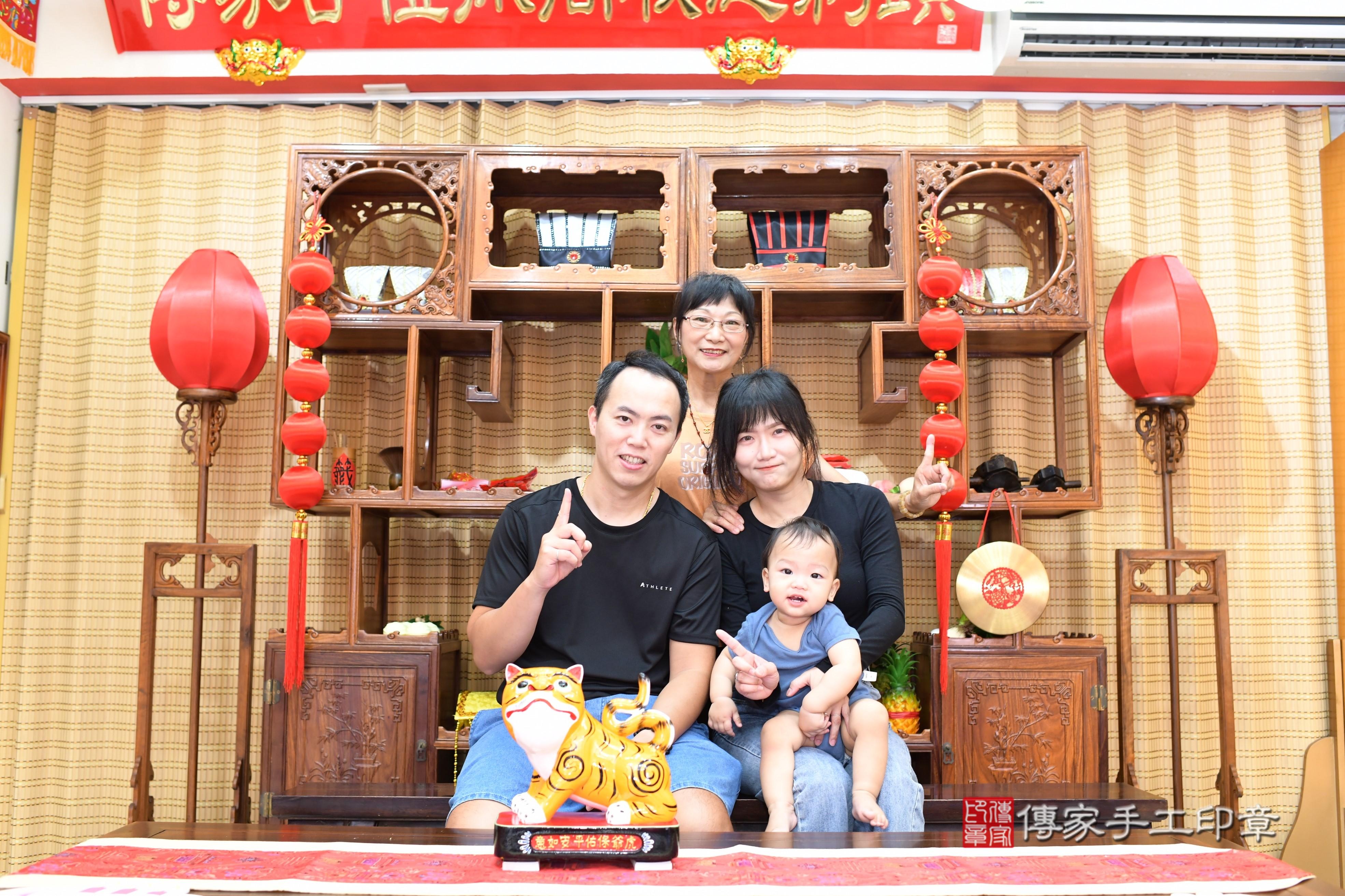 傳家手工印章台南店、抓周、度脺、中國風會場、傳家嬰兒古禮、吉祥話、抓周道具物品24種、拍照。抓周證書。寶寶抓周、滿周歲、生日快樂、祝福