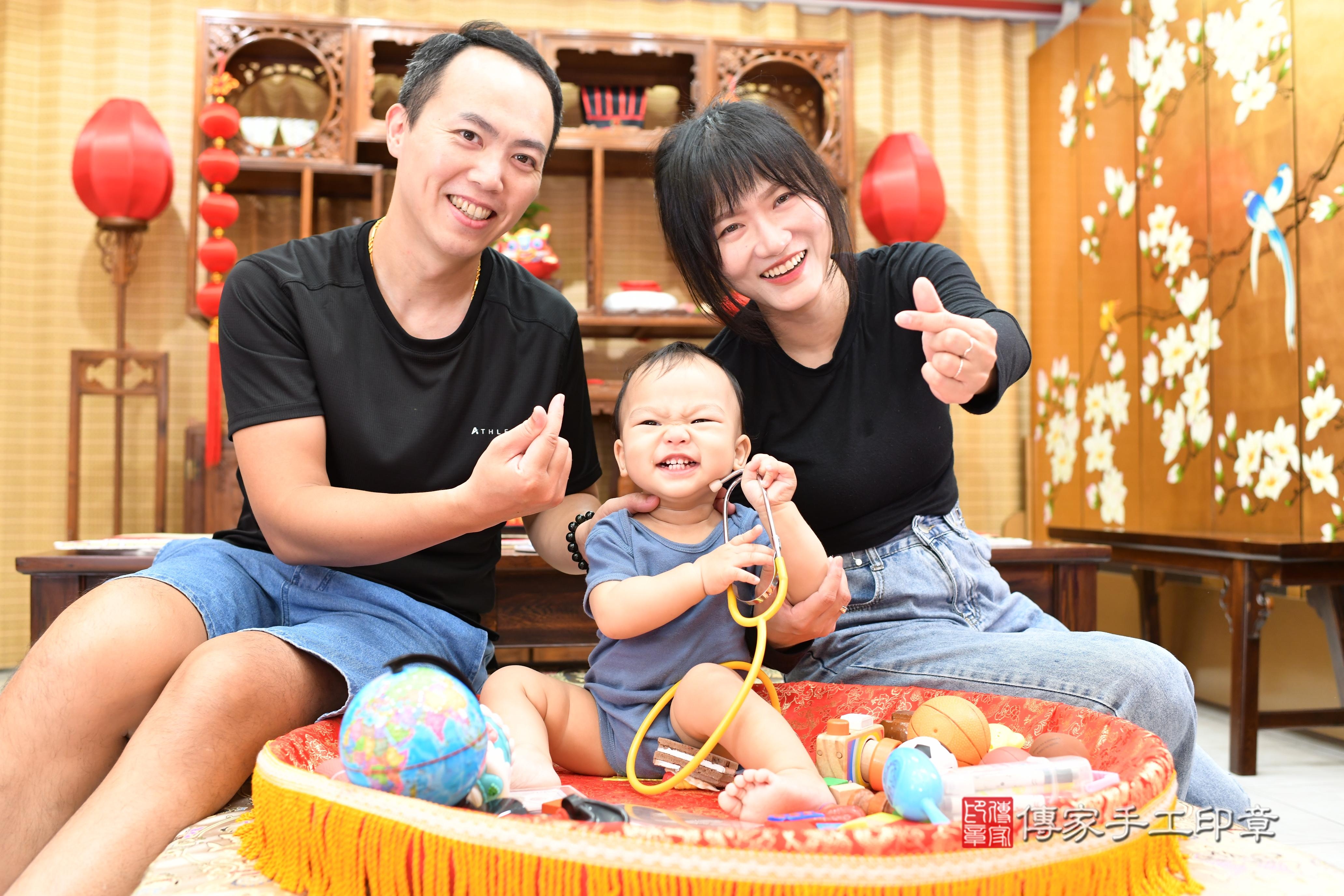 傳家手工印章台南店、抓周、度脺、中國風會場、傳家嬰兒古禮、吉祥話、抓周道具物品24種、拍照。抓周證書。寶寶抓周、滿周歲、生日快樂、祝福