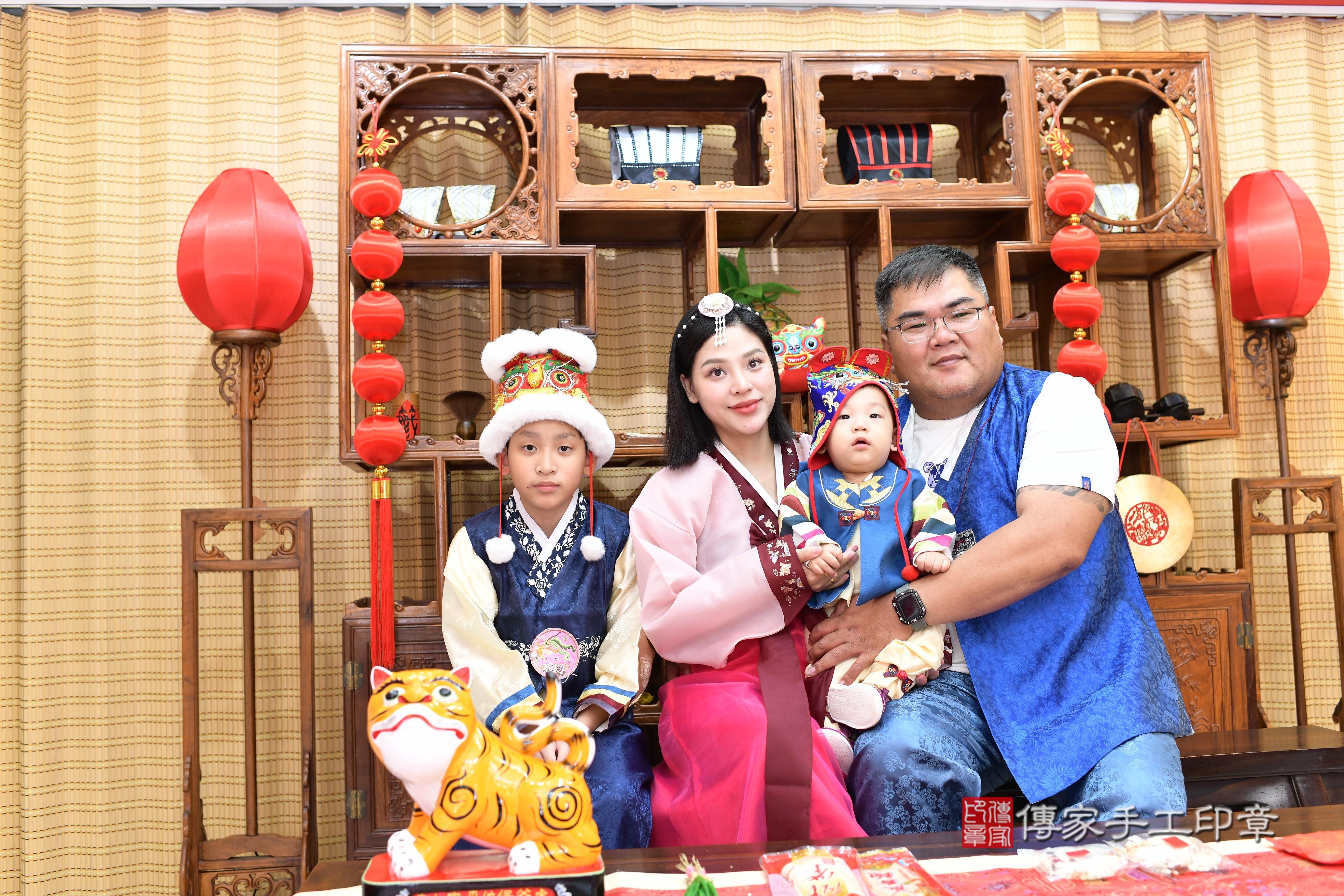 傳家手工印章台南店、抓周、度脺、中國風會場、傳家嬰兒古禮、吉祥話、抓周道具物品24種、拍照。抓周證書。寶寶抓周、滿周歲、生日快樂、祝福