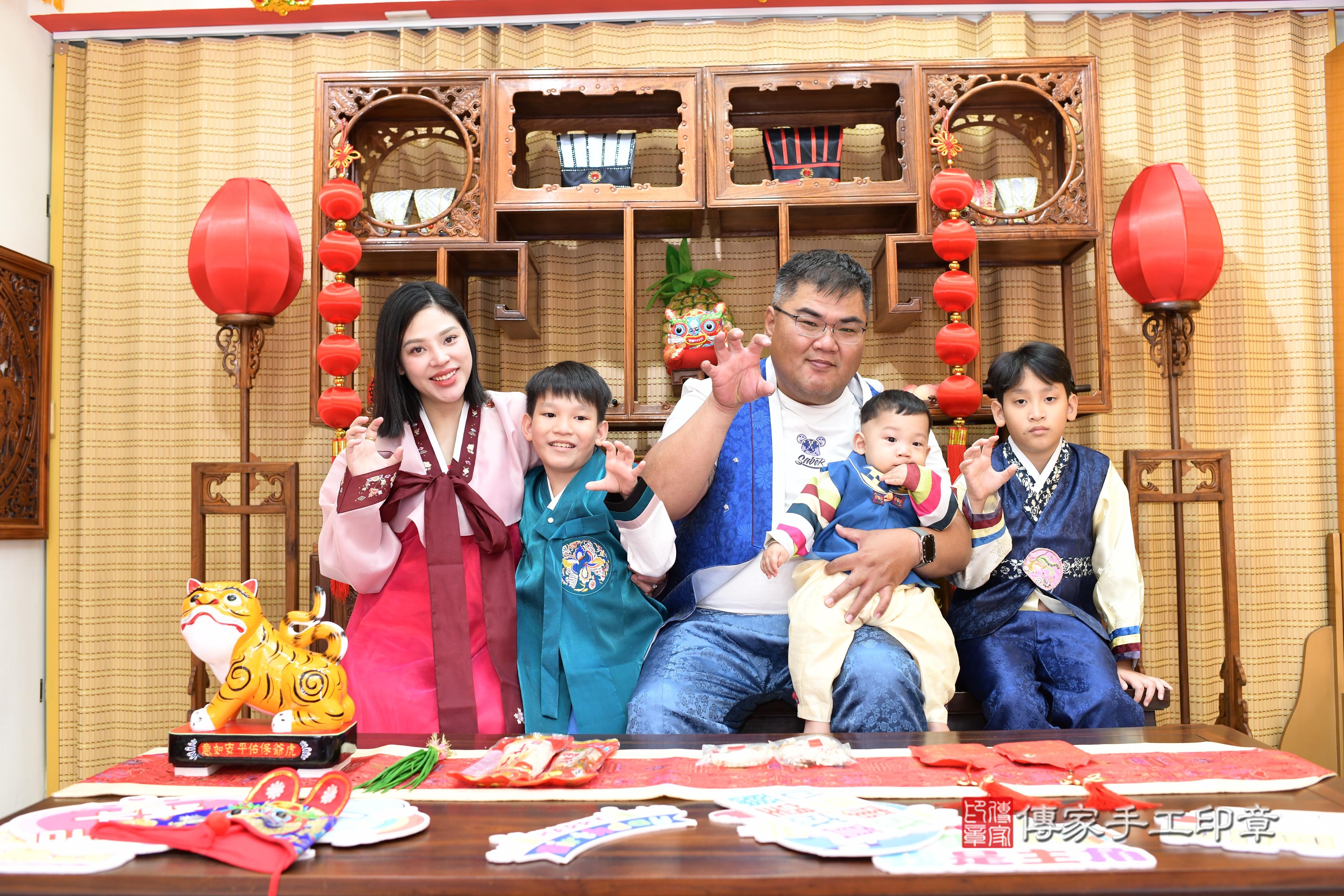 傳家手工印章台南店、抓周、度脺、中國風會場、傳家嬰兒古禮、吉祥話、抓周道具物品24種、拍照。抓周證書。寶寶抓周、滿周歲、生日快樂、祝福