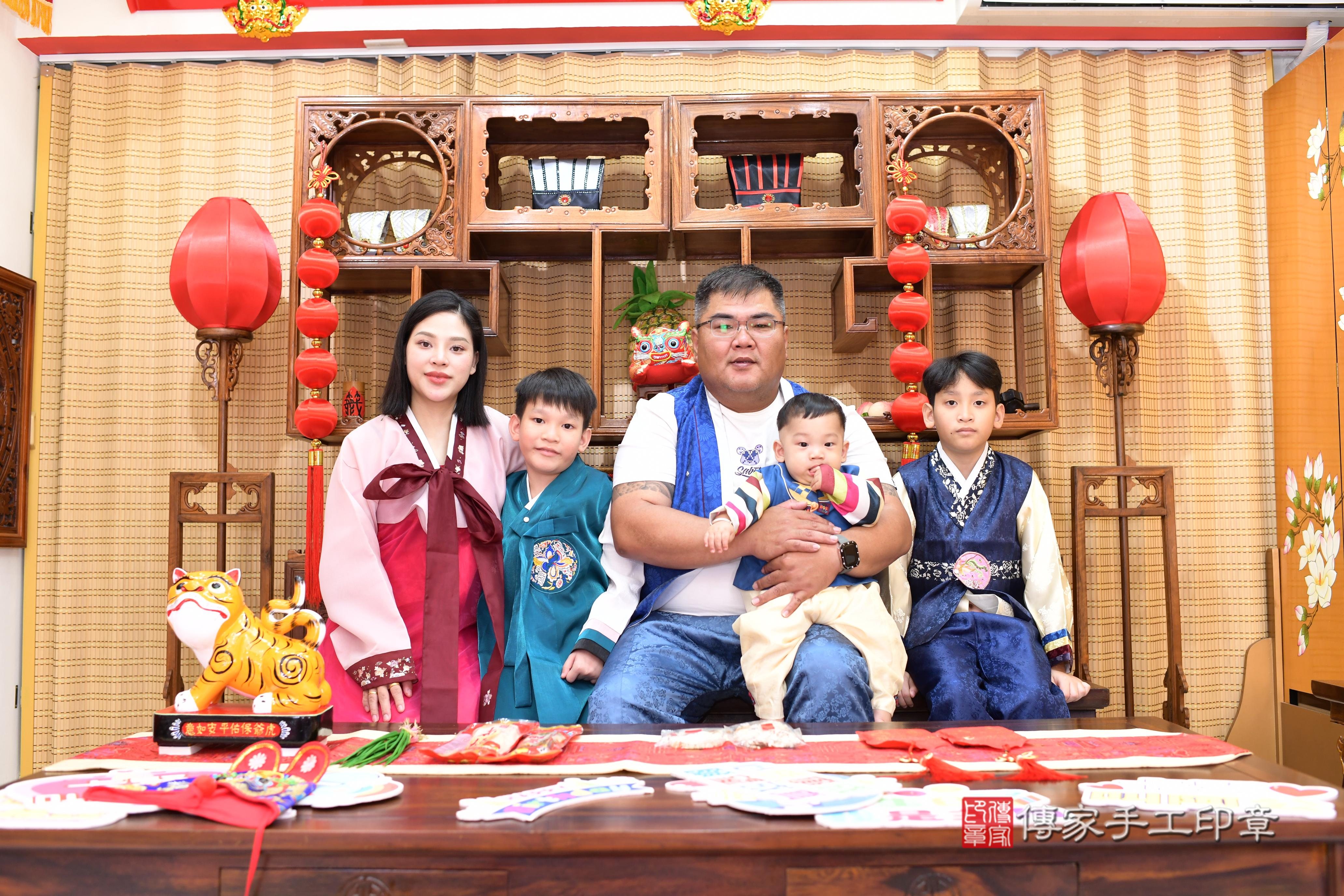 傳家手工印章台南店、抓周、度脺、中國風會場、傳家嬰兒古禮、吉祥話、抓周道具物品24種、拍照。抓周證書。寶寶抓周、滿周歲、生日快樂、祝福