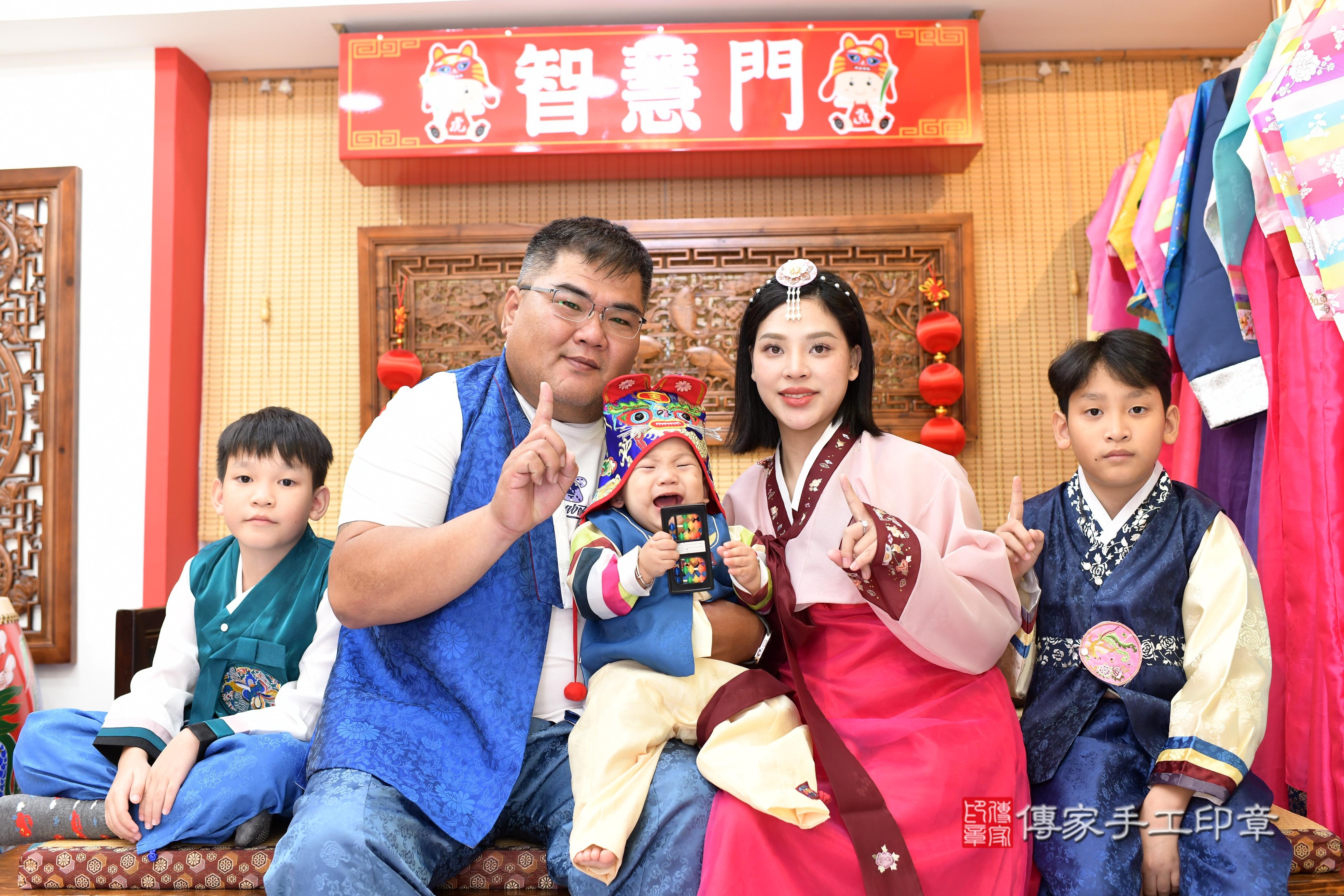 傳家手工印章台南店、抓周、度脺、中國風會場、傳家嬰兒古禮、吉祥話、抓周道具物品24種、拍照。抓周證書。寶寶抓周、滿周歲、生日快樂、祝福