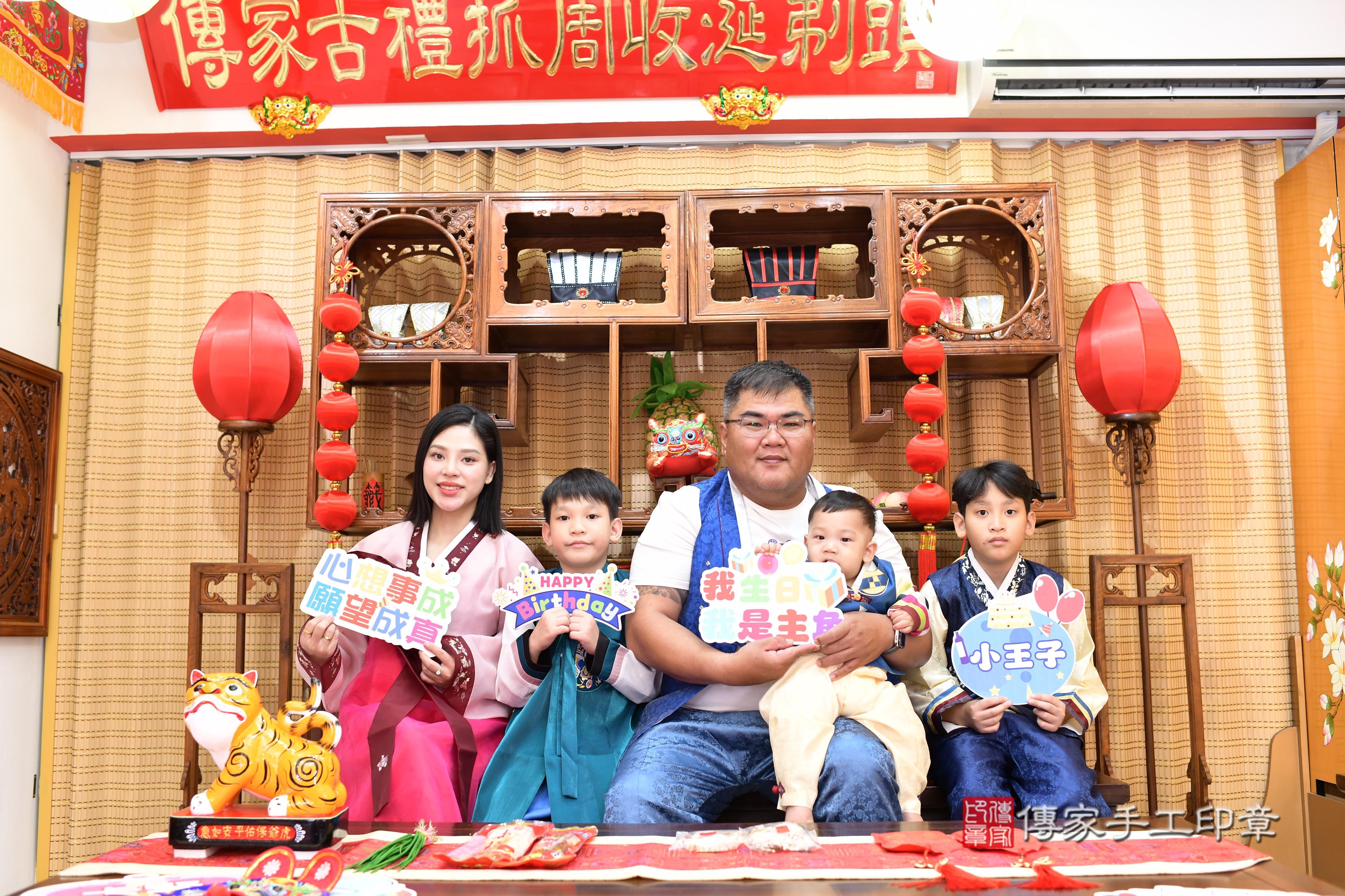 傳家手工印章台南店、抓周、度脺、中國風會場、傳家嬰兒古禮、吉祥話、抓周道具物品24種、拍照。抓周證書。寶寶抓周、滿周歲、生日快樂、祝福