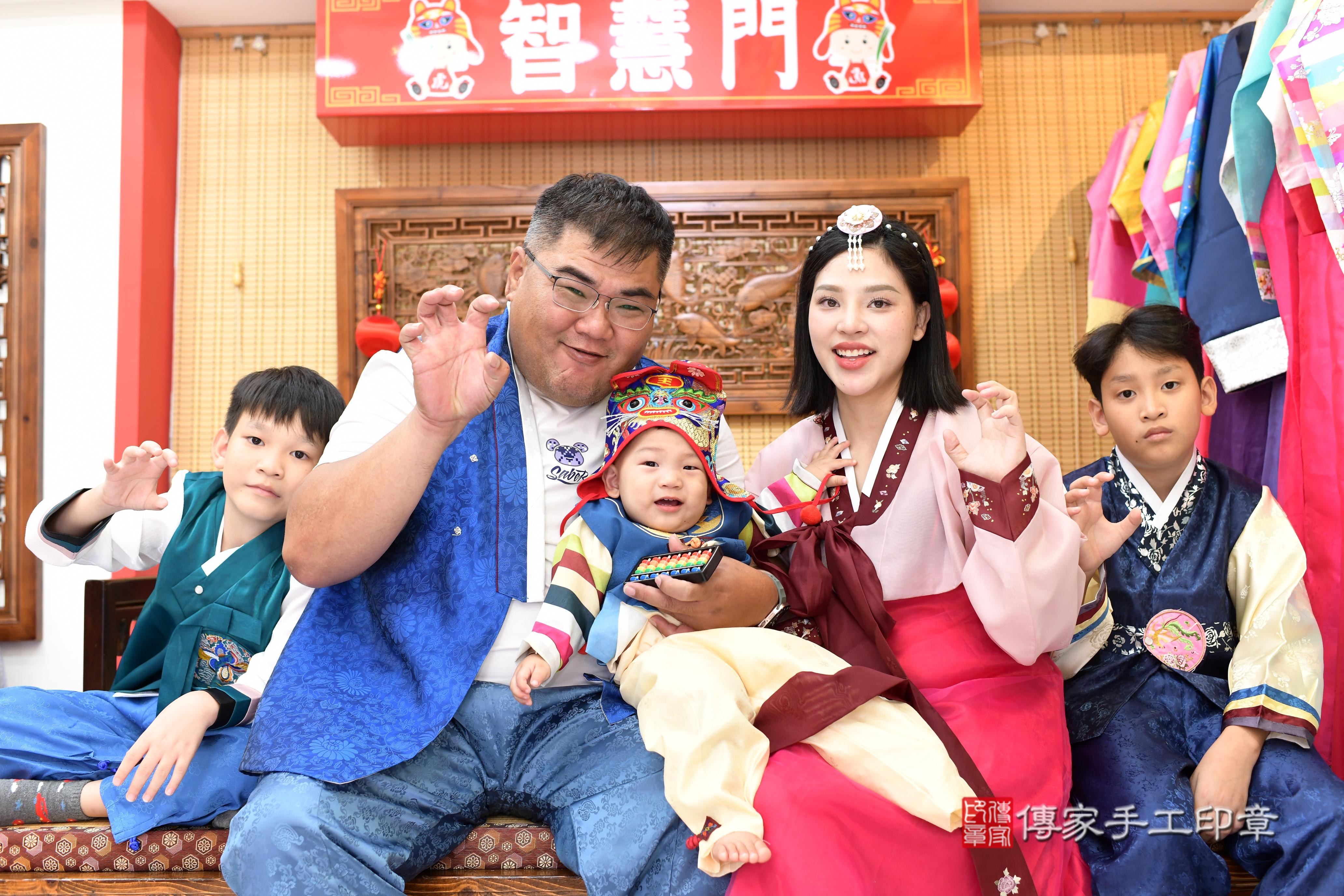 傳家手工印章台南店、抓周、度脺、中國風會場、傳家嬰兒古禮、吉祥話、抓周道具物品24種、拍照。抓周證書。寶寶抓周、滿周歲、生日快樂、祝福