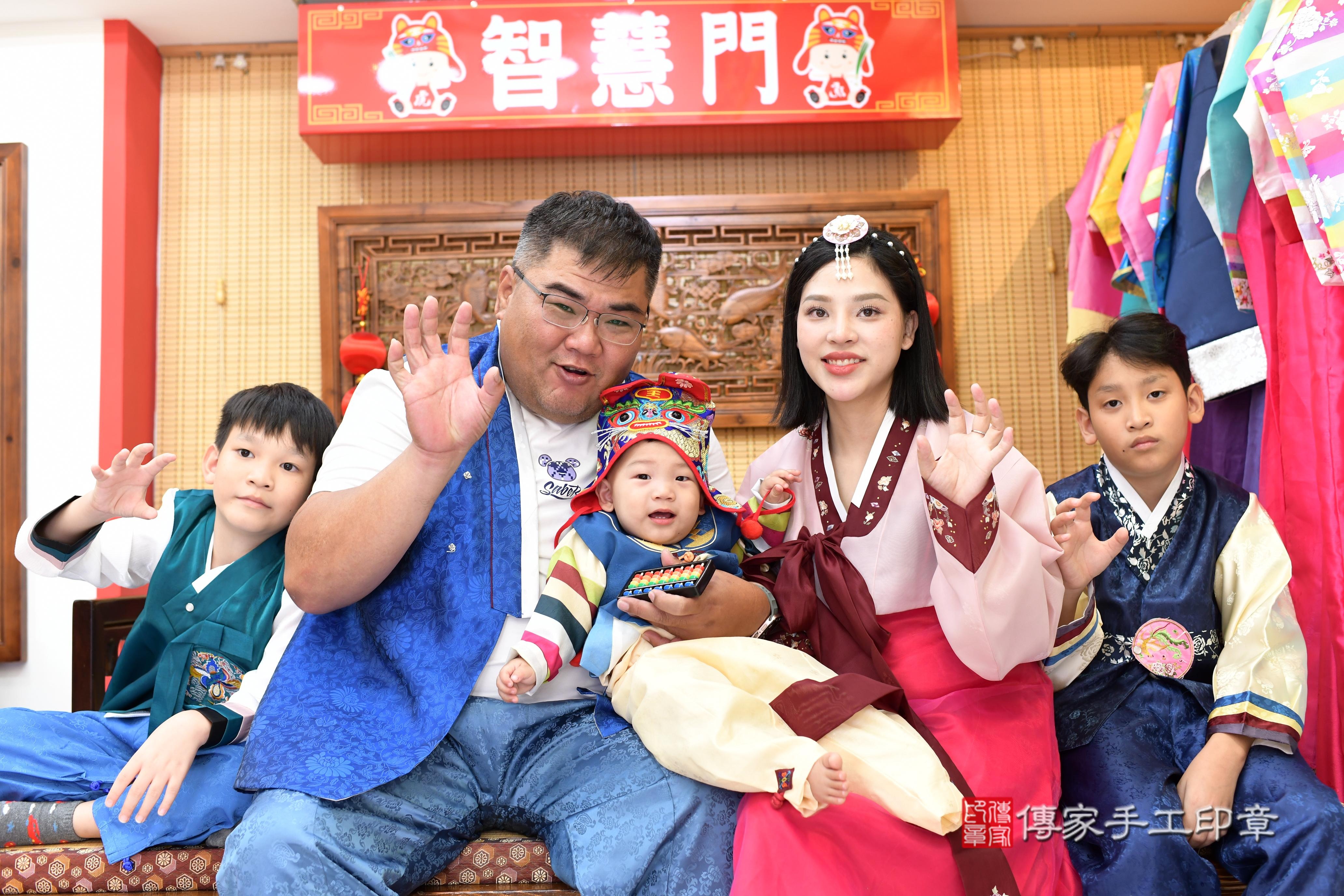 傳家手工印章台南店、抓周、度脺、中國風會場、傳家嬰兒古禮、吉祥話、抓周道具物品24種、拍照。抓周證書。寶寶抓周、滿周歲、生日快樂、祝福