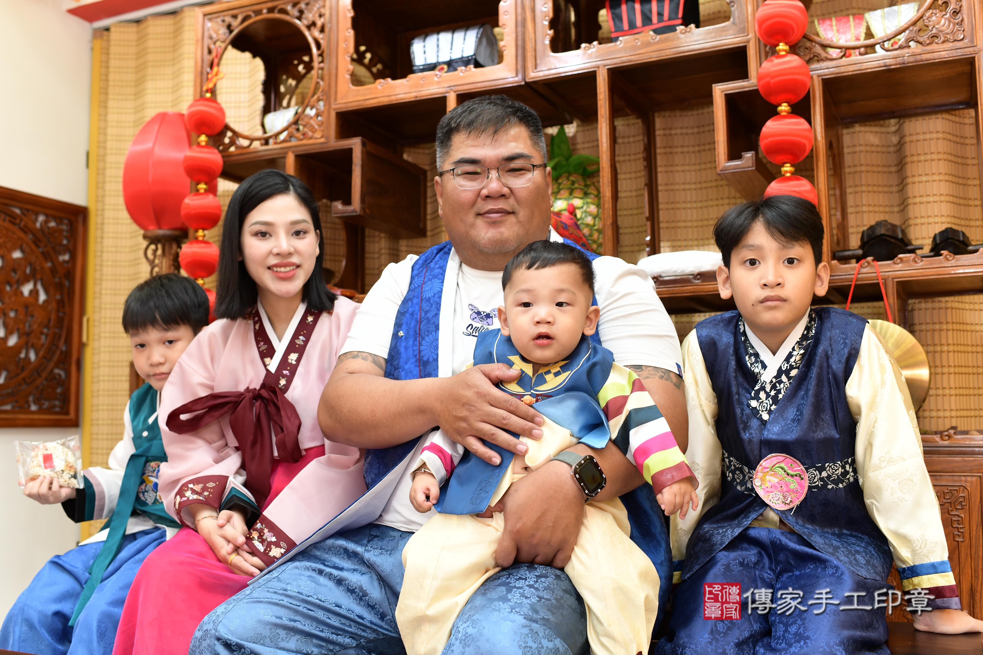 傳家手工印章台南店、抓周、度脺、中國風會場、傳家嬰兒古禮、吉祥話、抓周道具物品24種、拍照。抓周證書。寶寶抓周、滿周歲、生日快樂、祝福